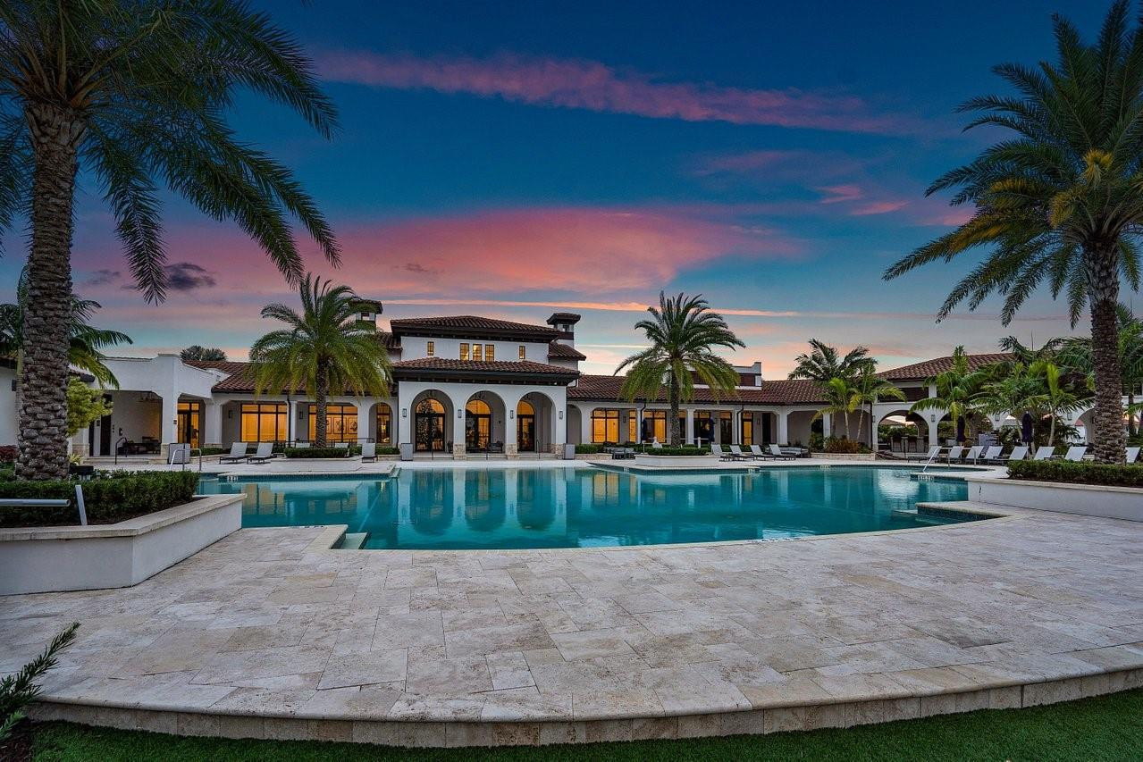 11905 N Baypoint Cir