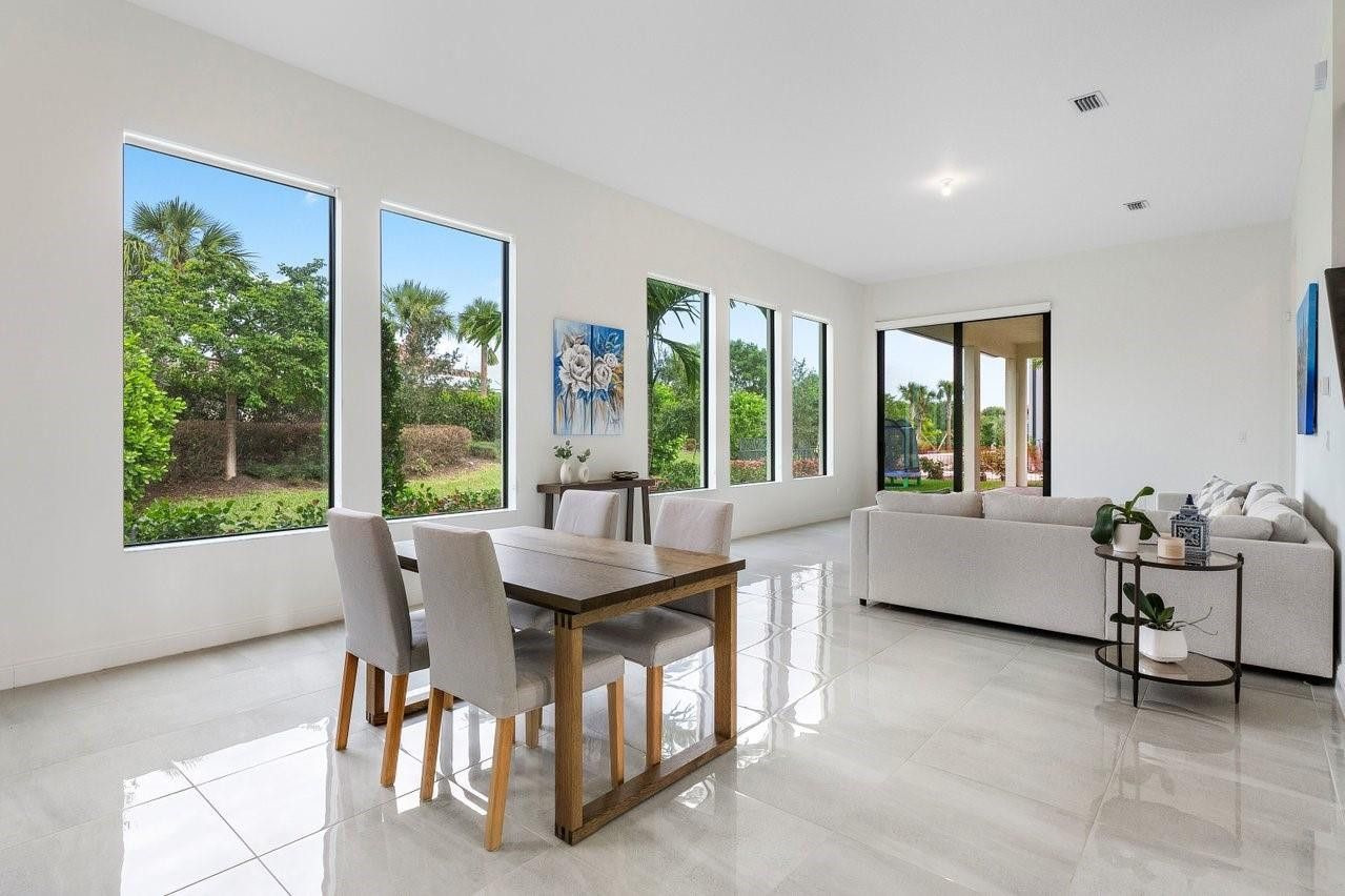 11905 N Baypoint Cir