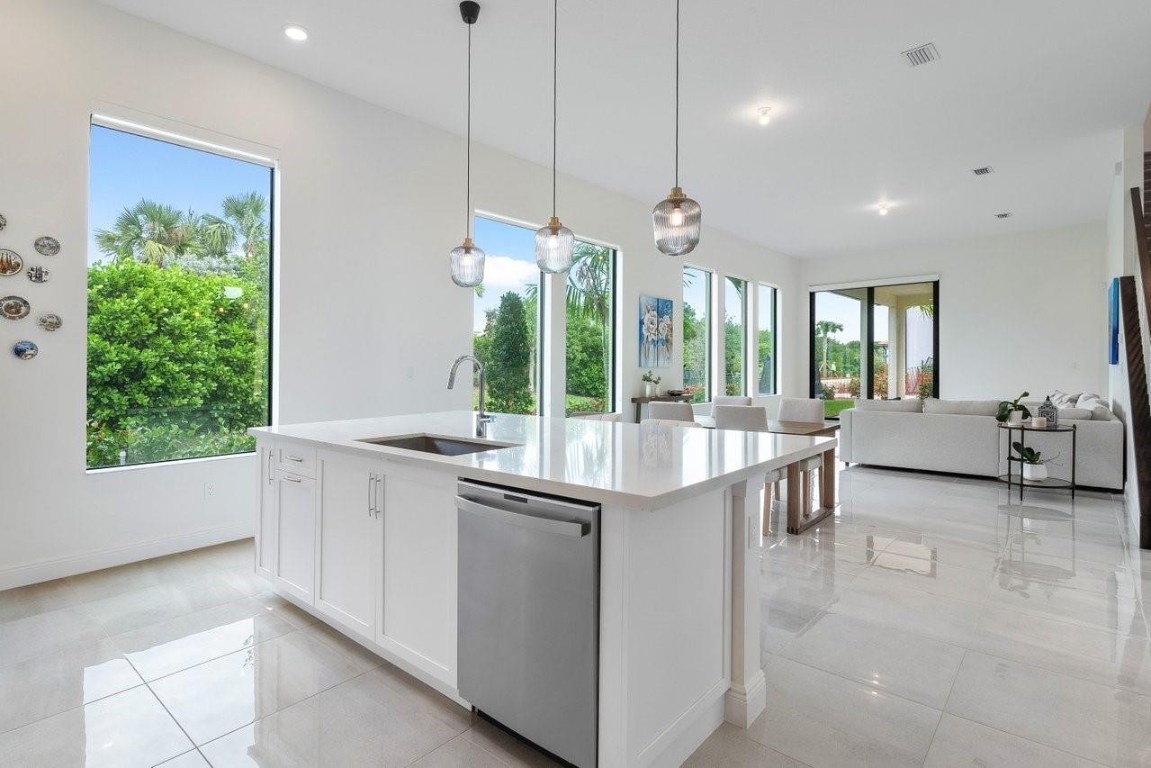 11905 N Baypoint Cir