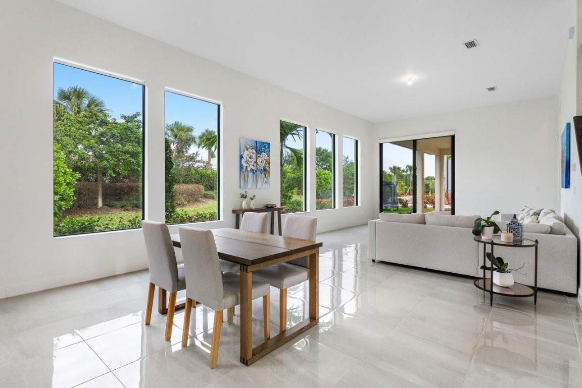 11905 N Baypoint Cir