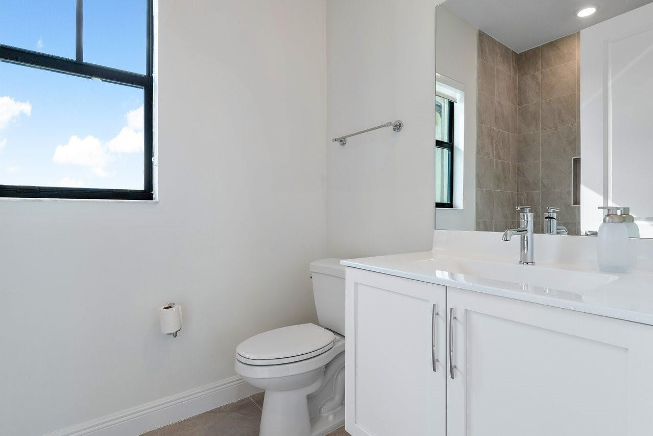 11905 N Baypoint Cir