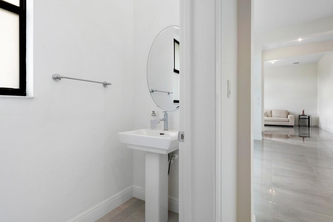 11905 N Baypoint Cir