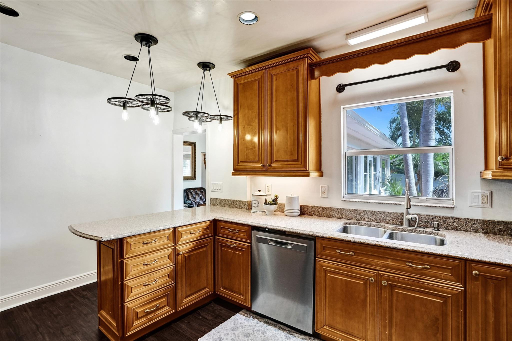 1004 Avon Rd