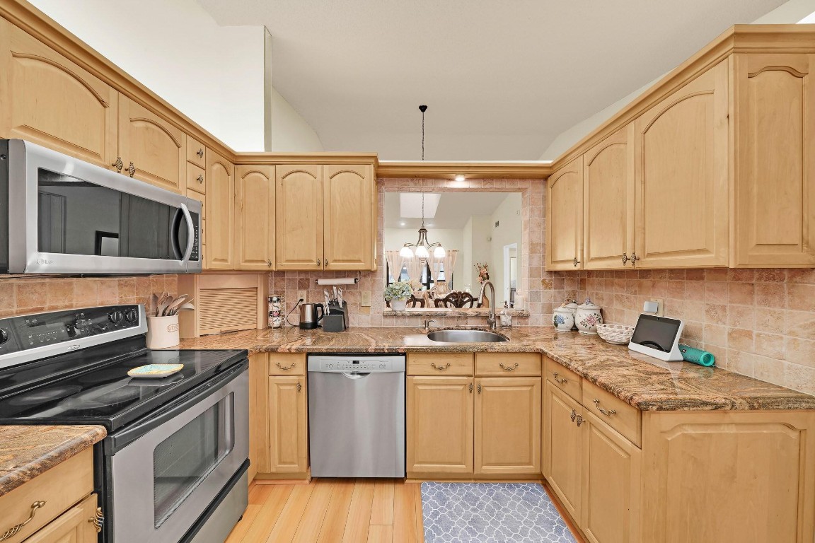 6125 Sunny Pointe Cir