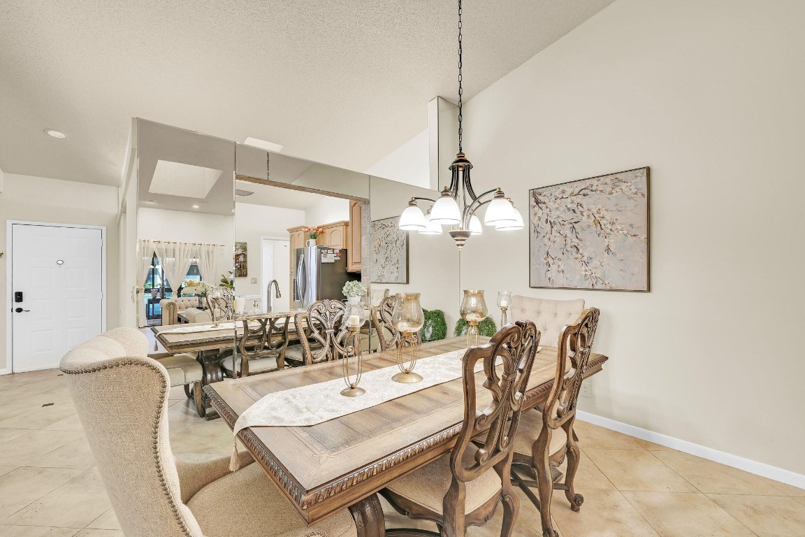 6125 Sunny Pointe Cir