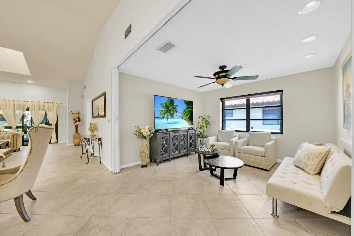 6125 Sunny Pointe Cir