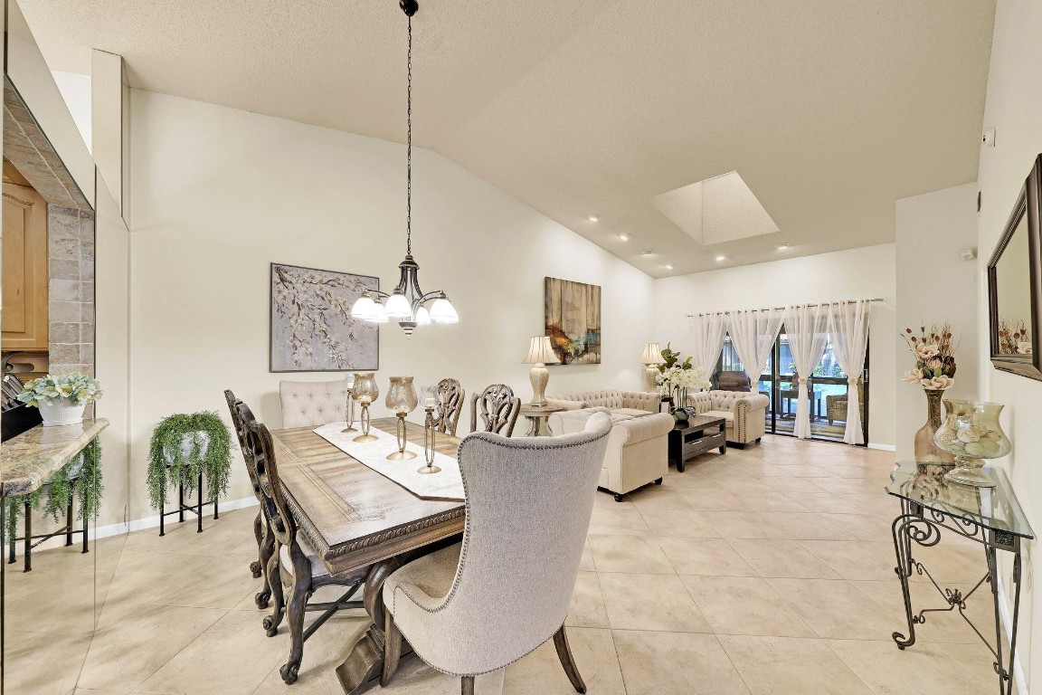 6125 Sunny Pointe Cir