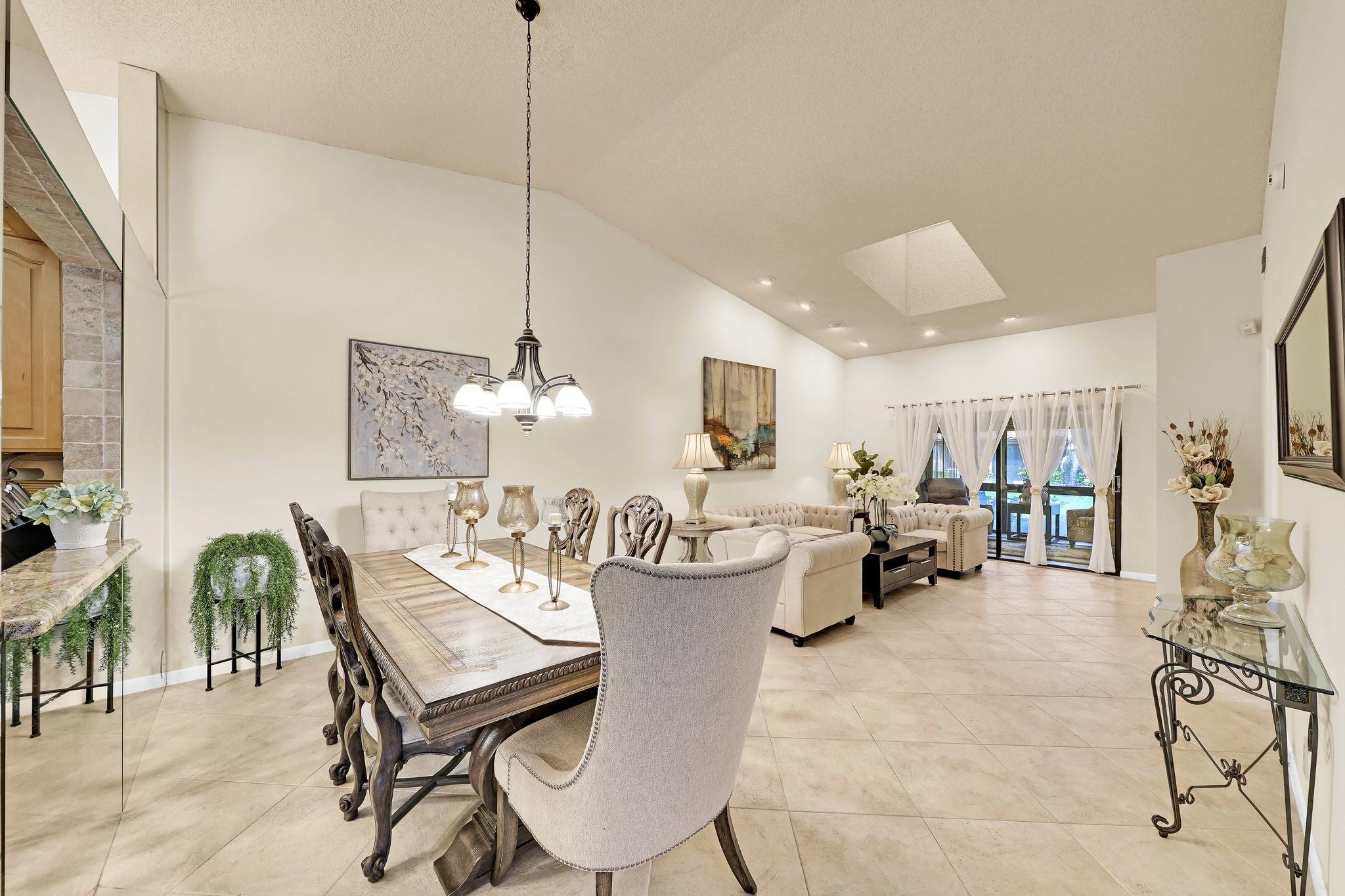 6125 Sunny Pointe Cir