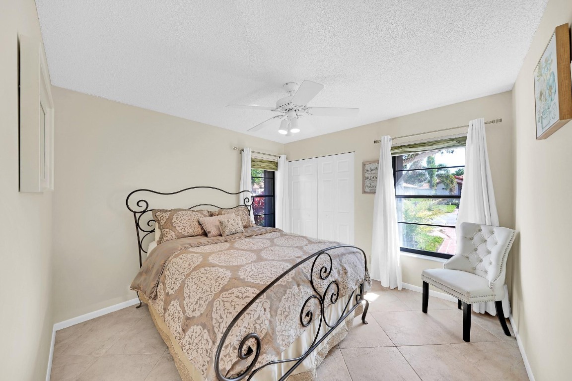 6125 Sunny Pointe Cir