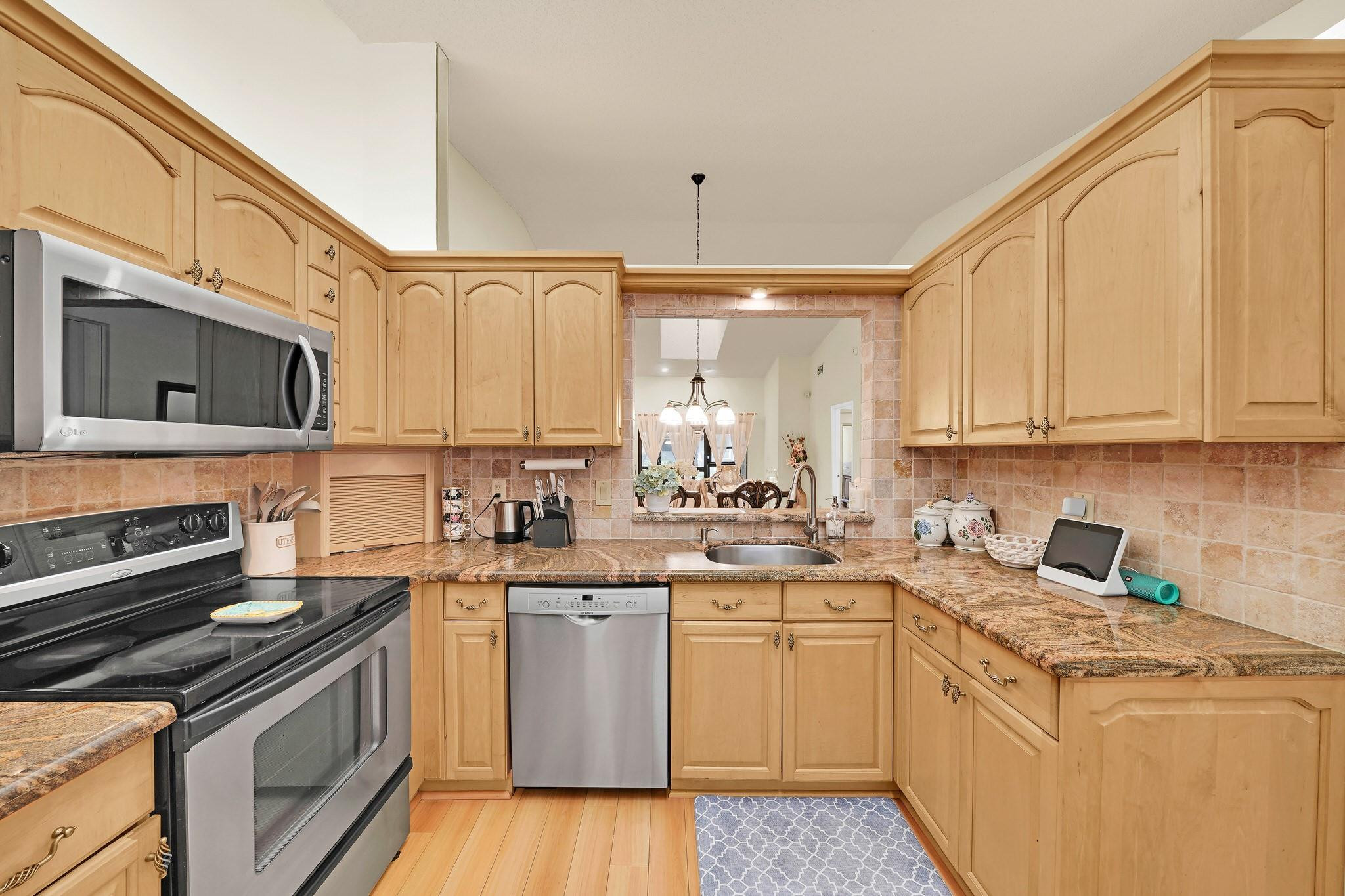 6125 Sunny Pointe Cir