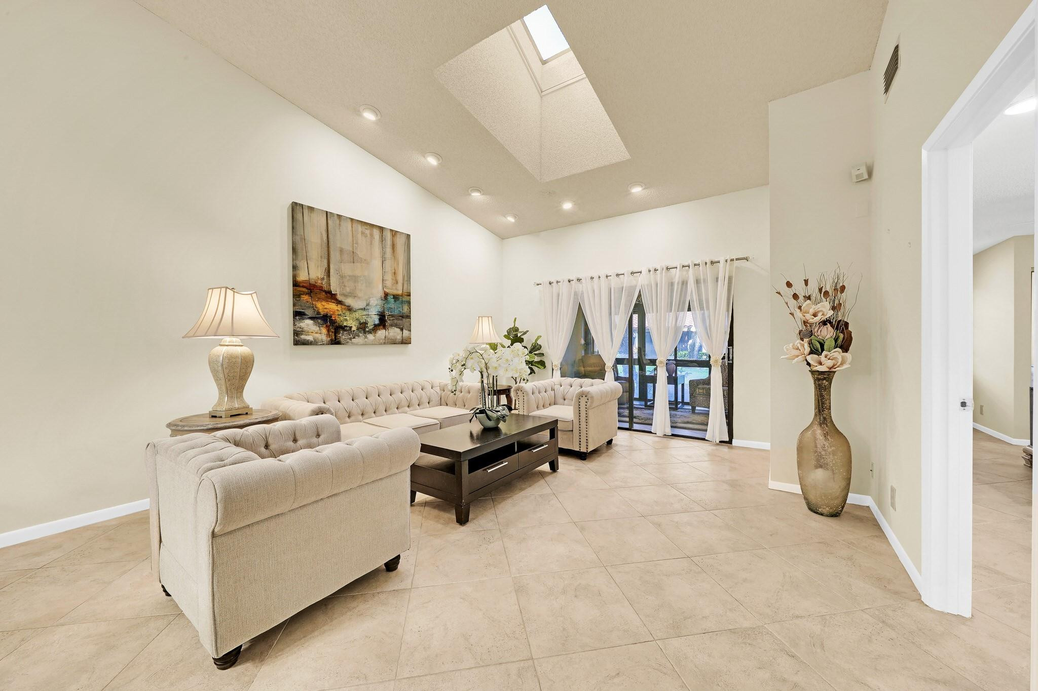 6125 Sunny Pointe Cir