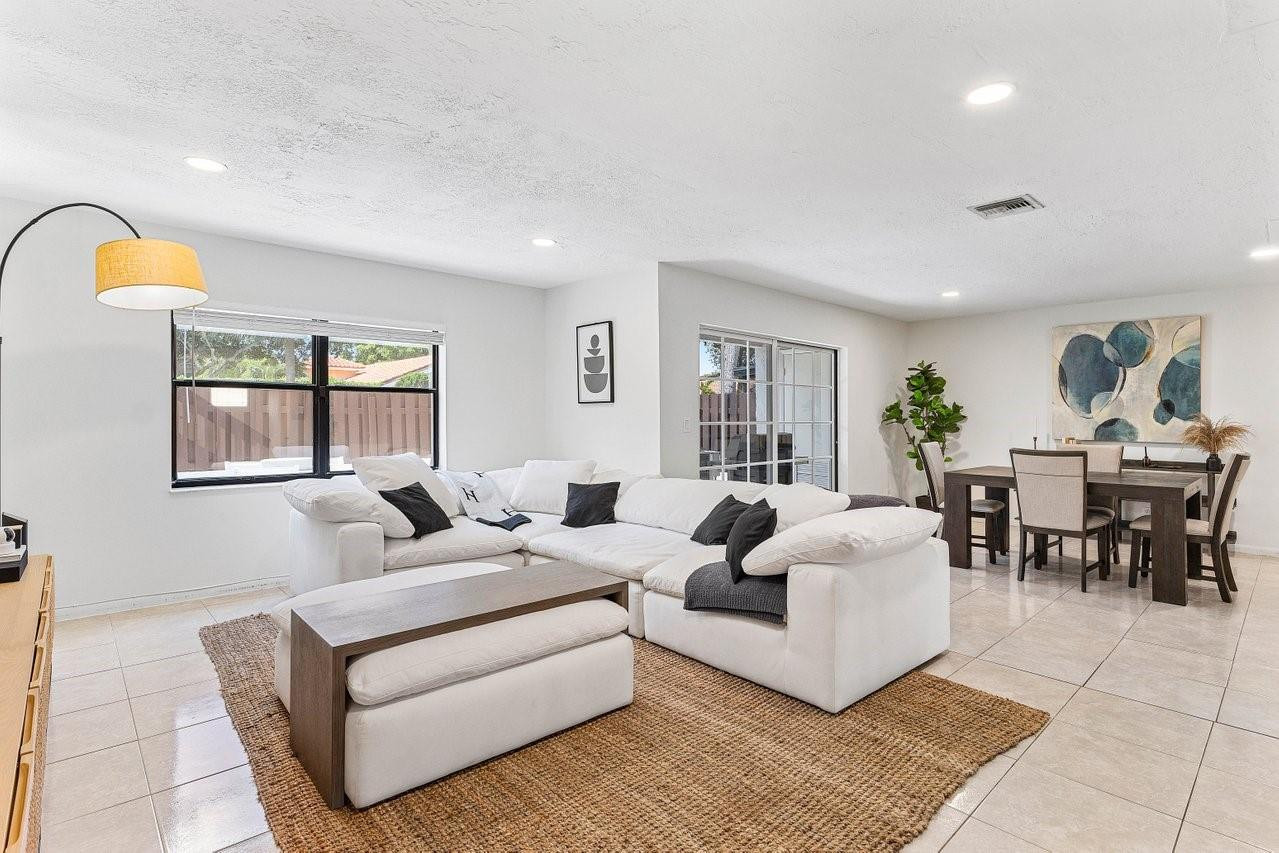5324 Tennis Ln