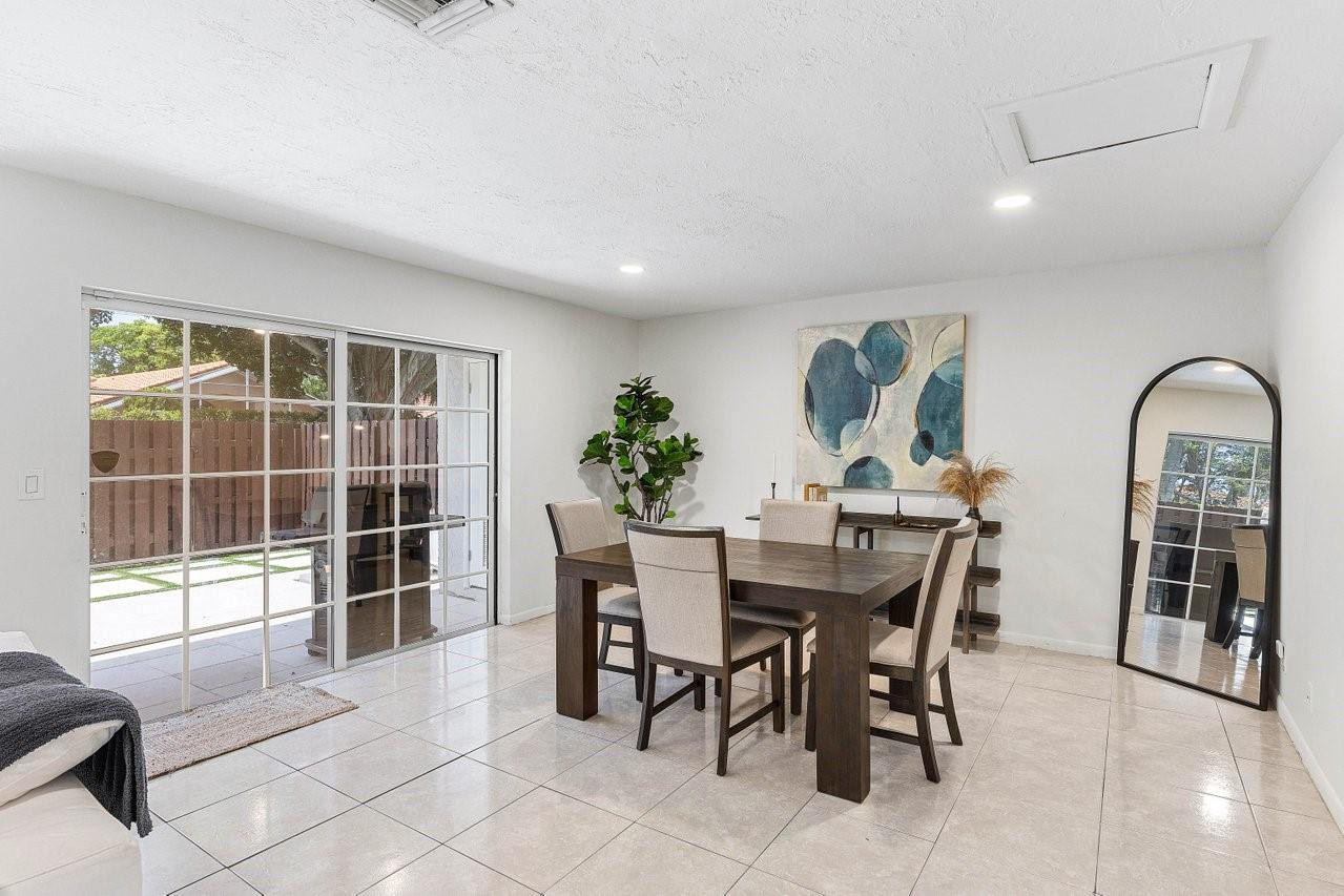 5324 Tennis Ln