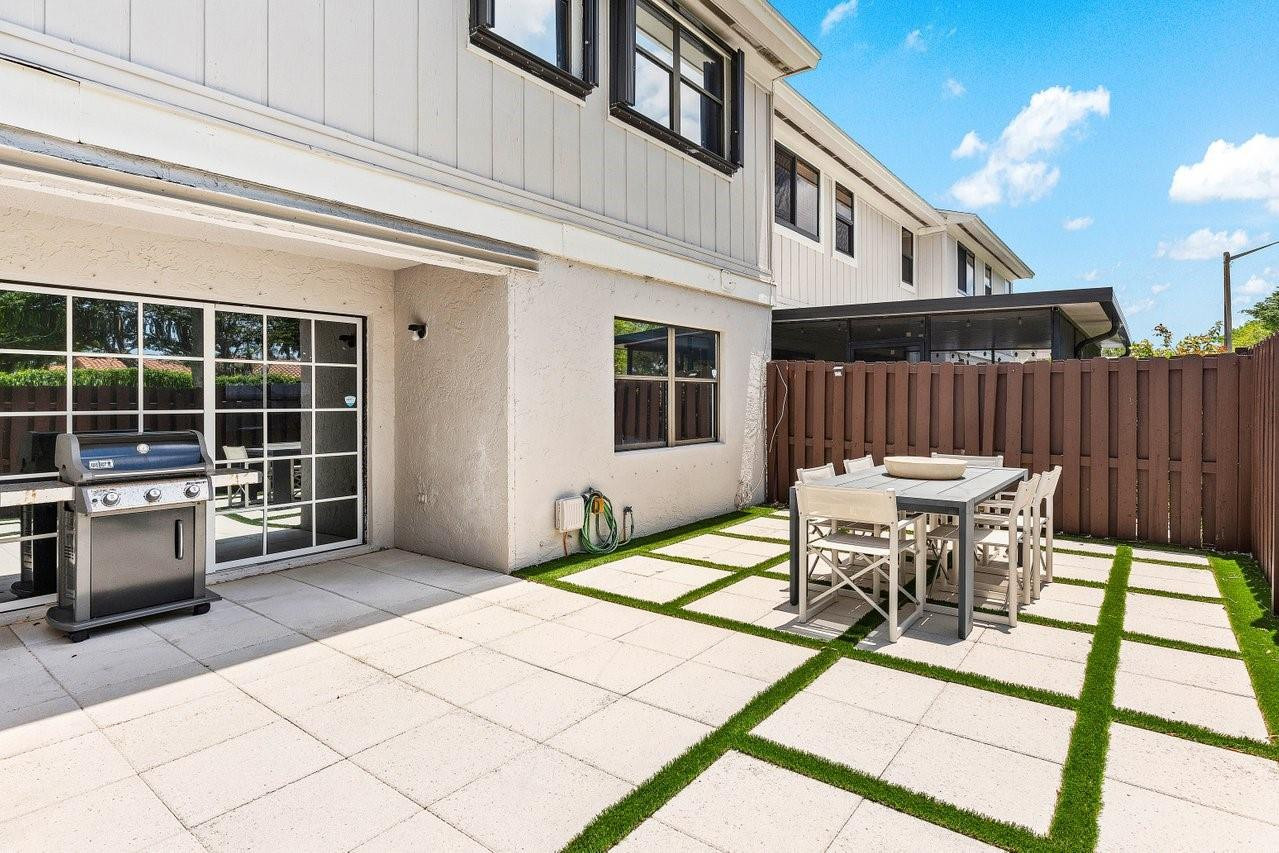 5324 Tennis Ln
