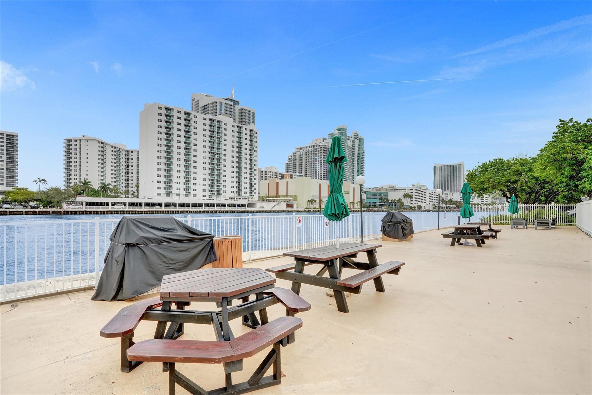 1000 Parkview Dr 905