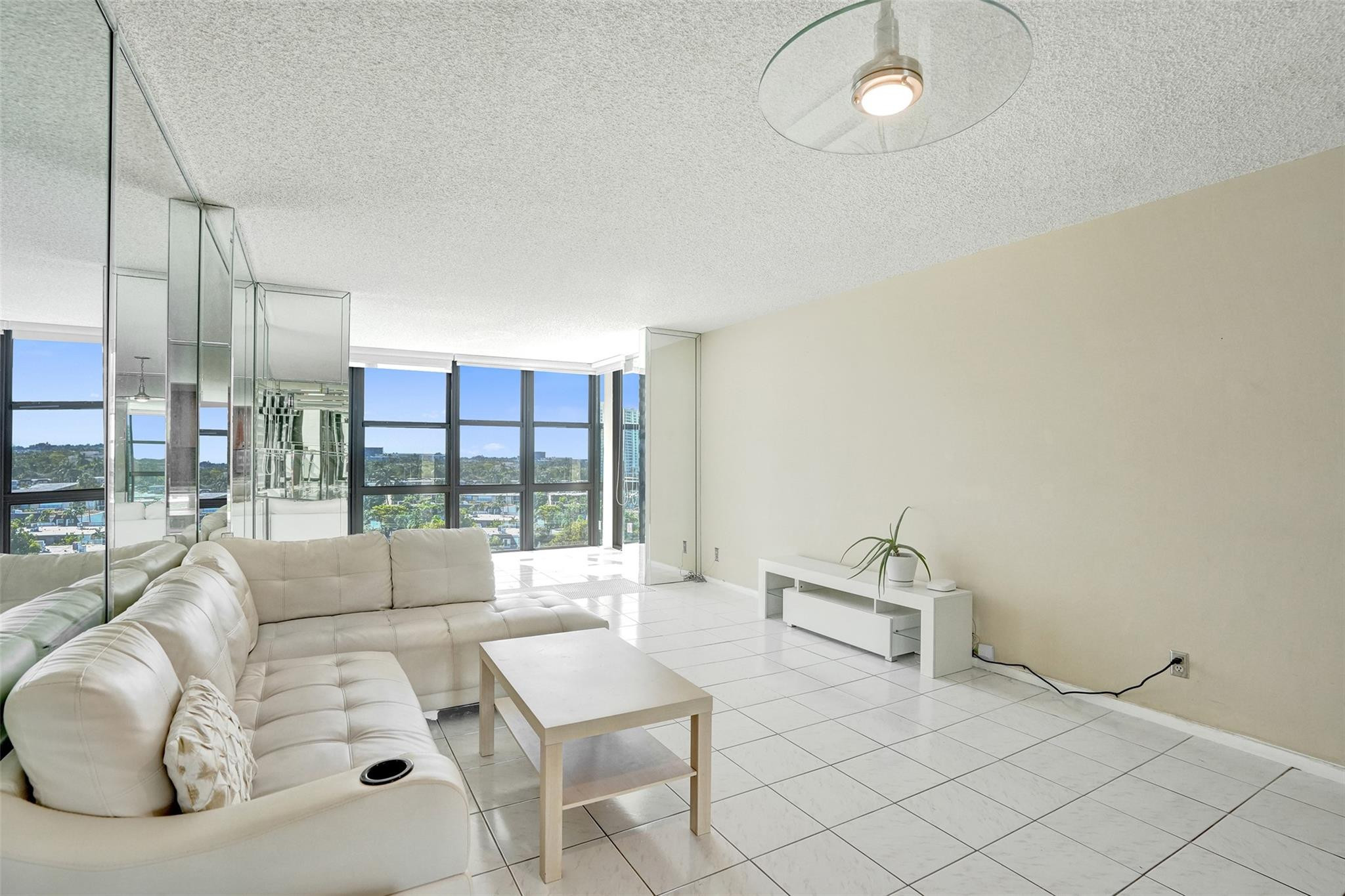 1000 Parkview Dr 905