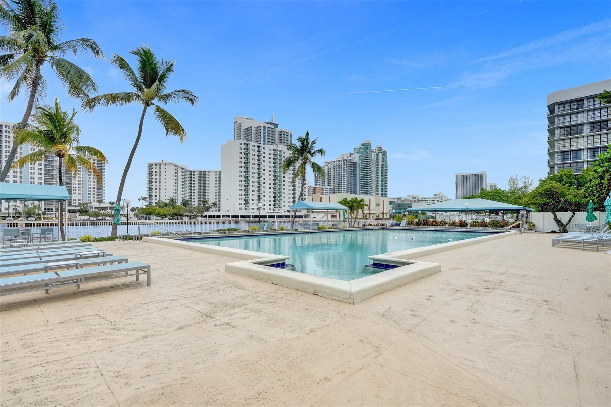 1000 Parkview Dr 905