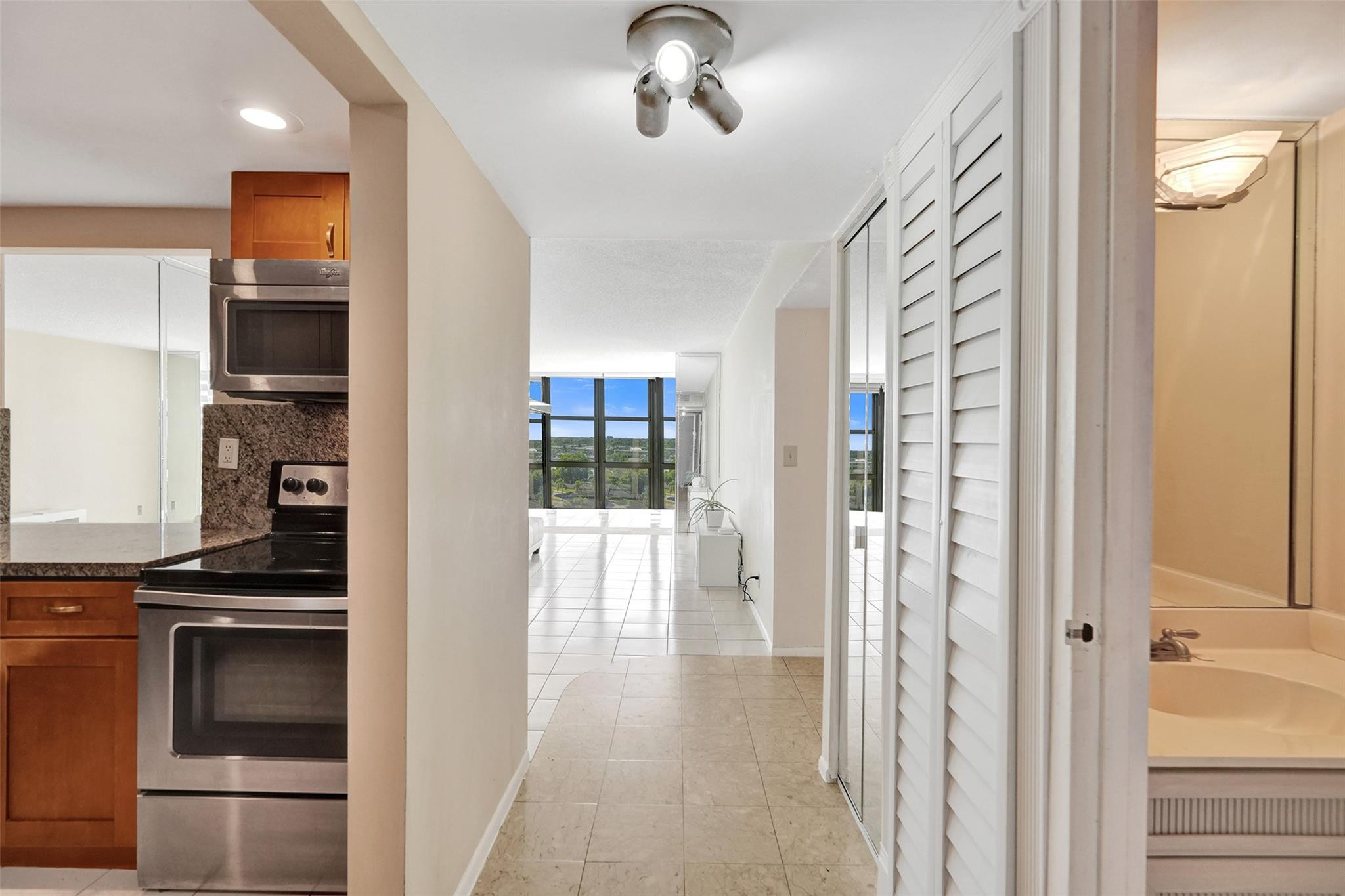 1000 Parkview Dr 905