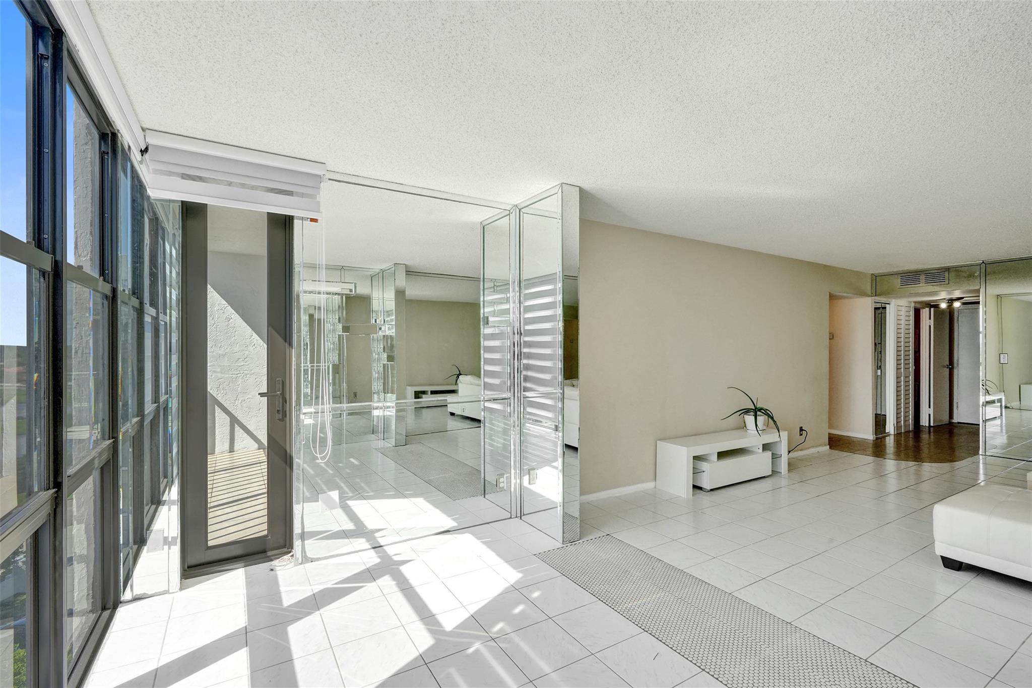 1000 Parkview Dr 905