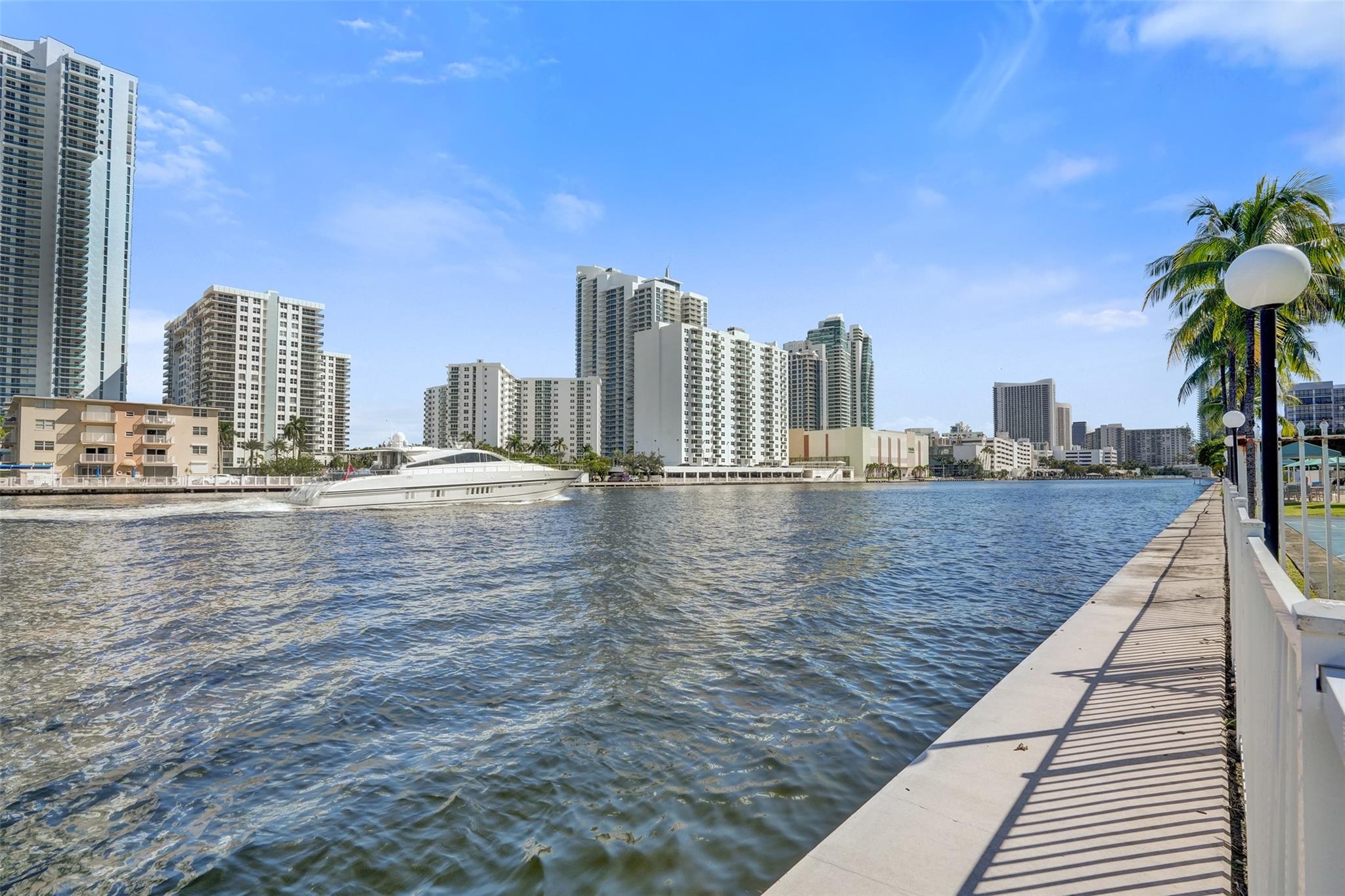 1000 Parkview Dr 905