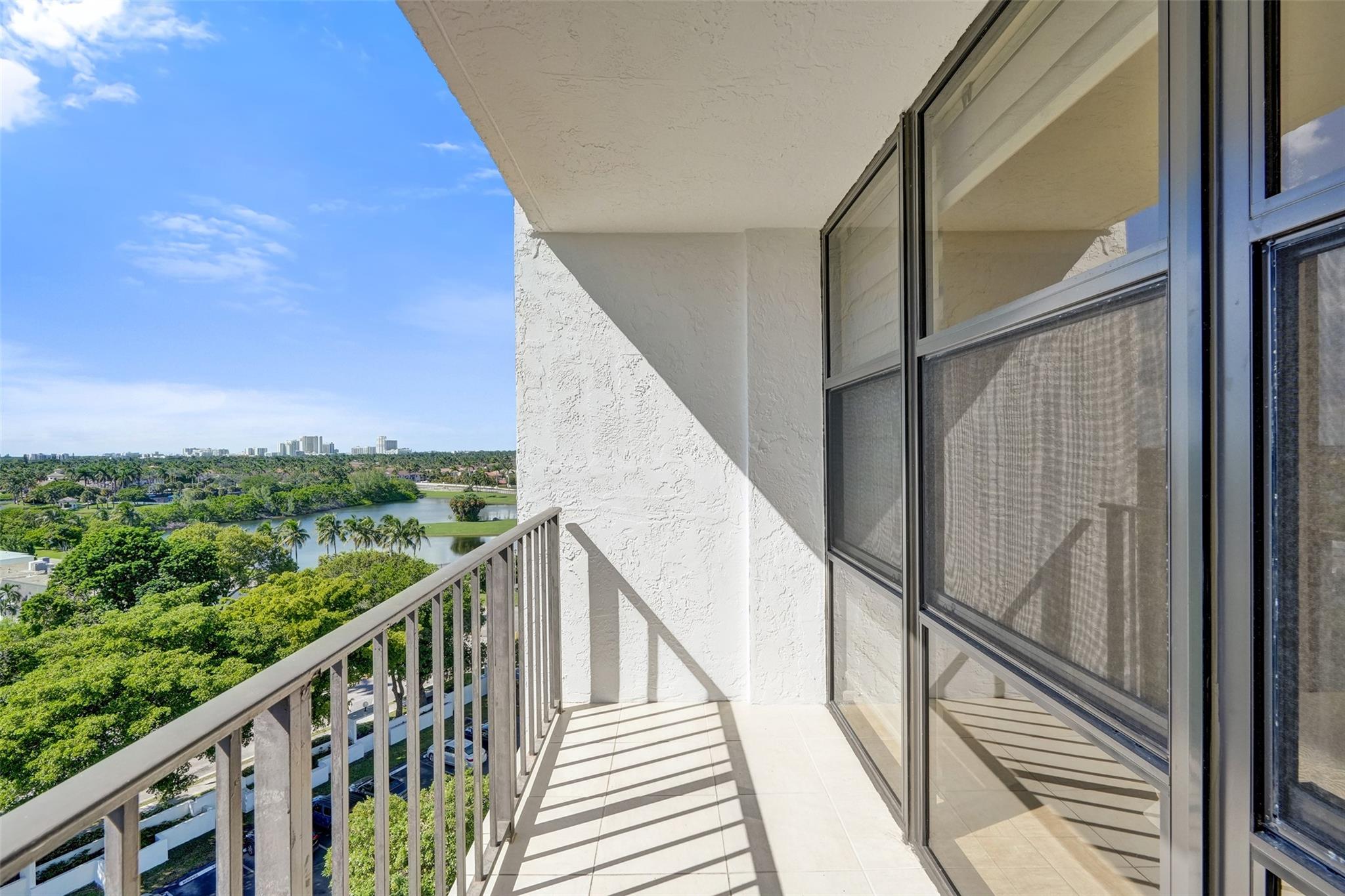 1000 Parkview Dr 905