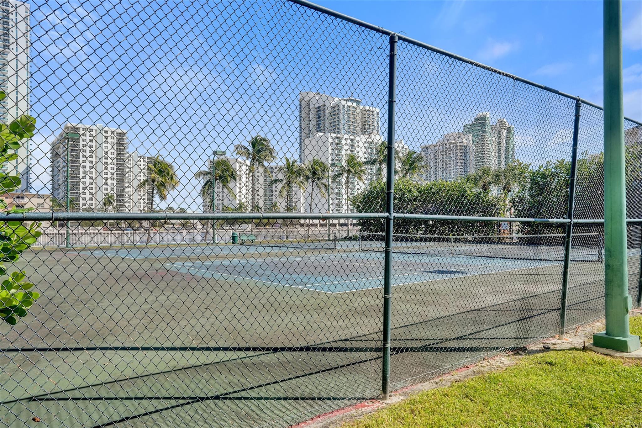 1000 Parkview Dr 905