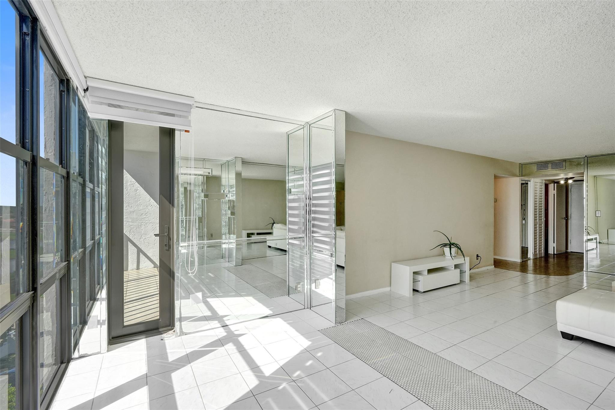 1000 Parkview Dr 905