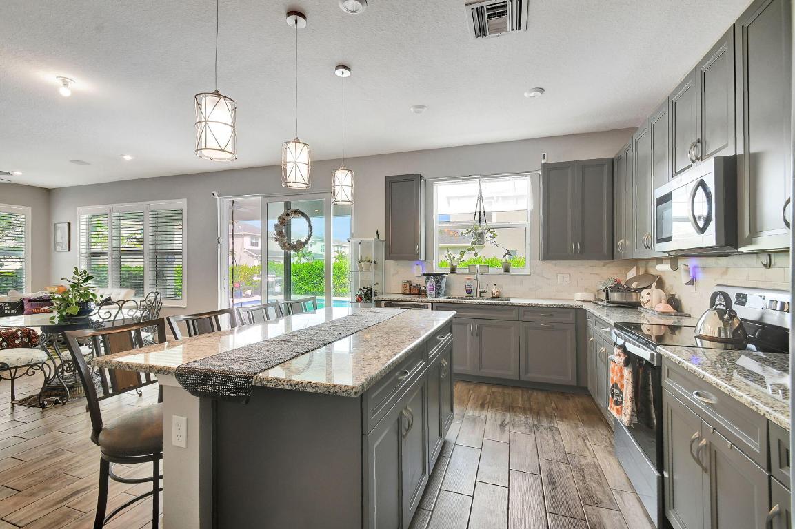 6631 Pointe Of Woods Drive