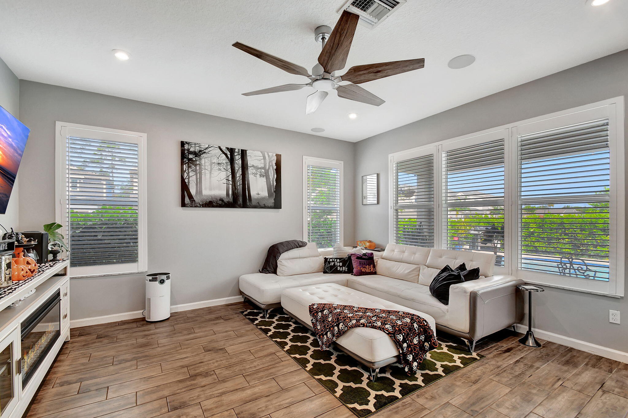 6631 Pointe Of Woods Drive