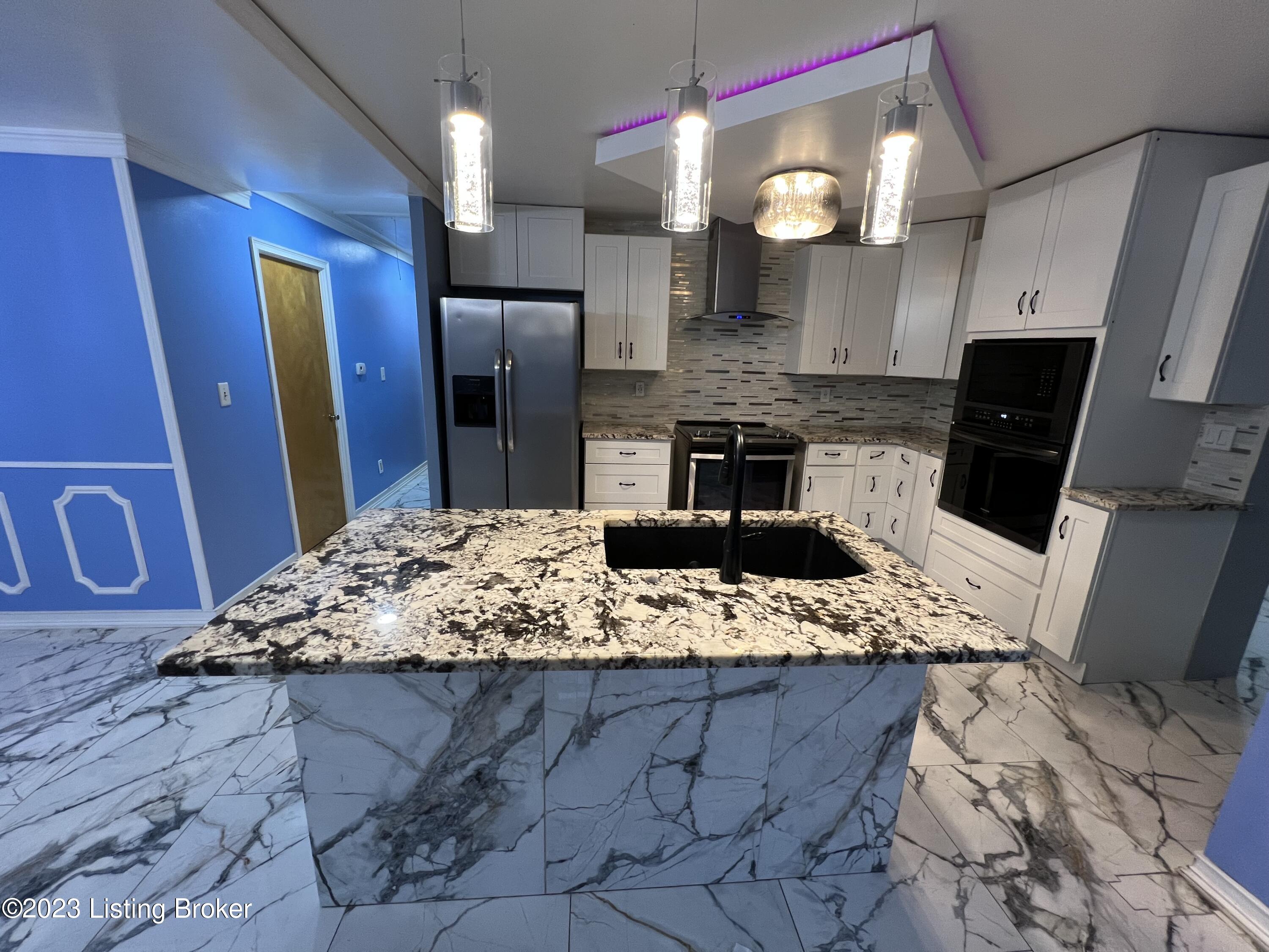 3611 Twin Oak Ln