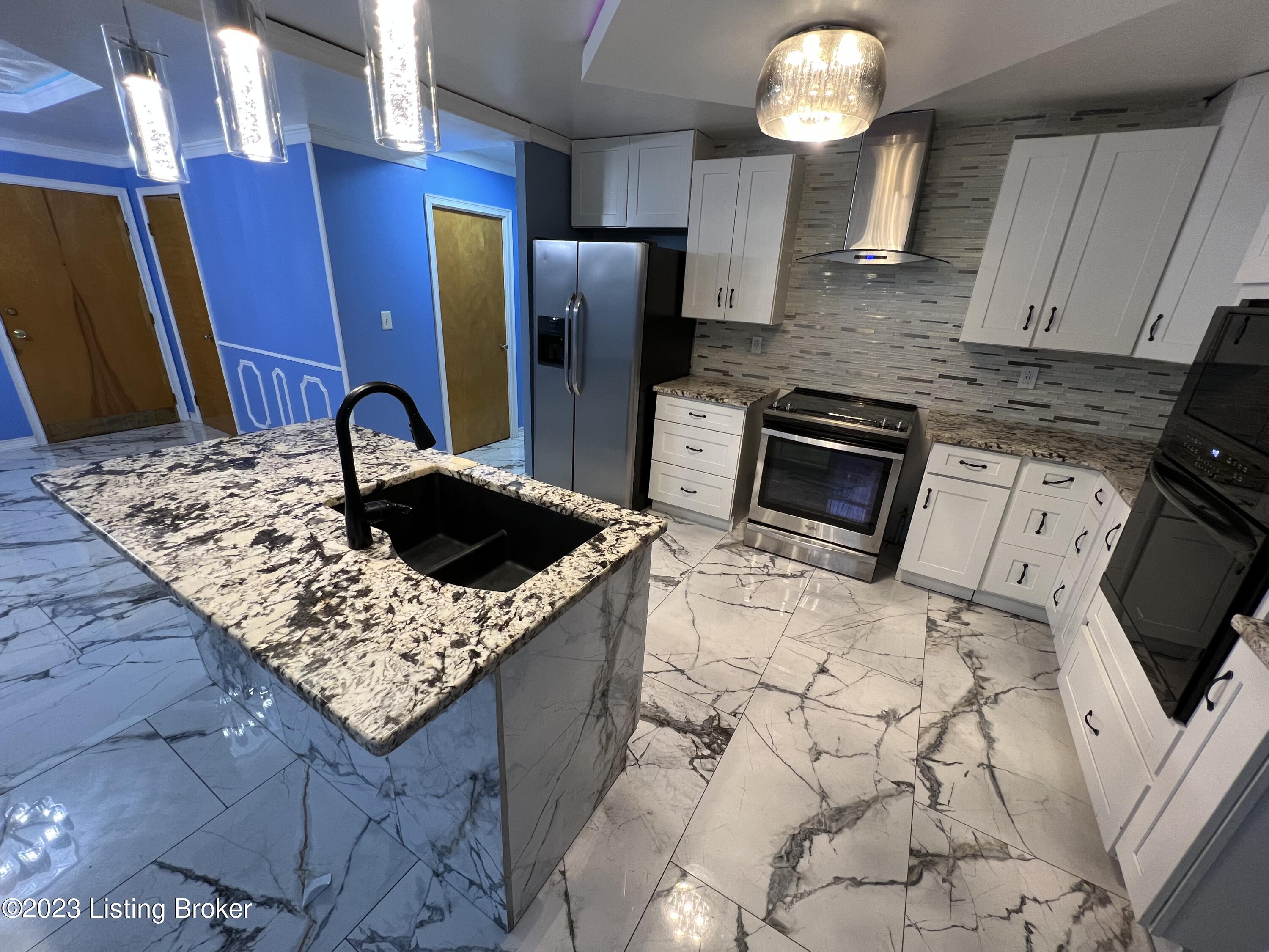 3611 Twin Oak Ln