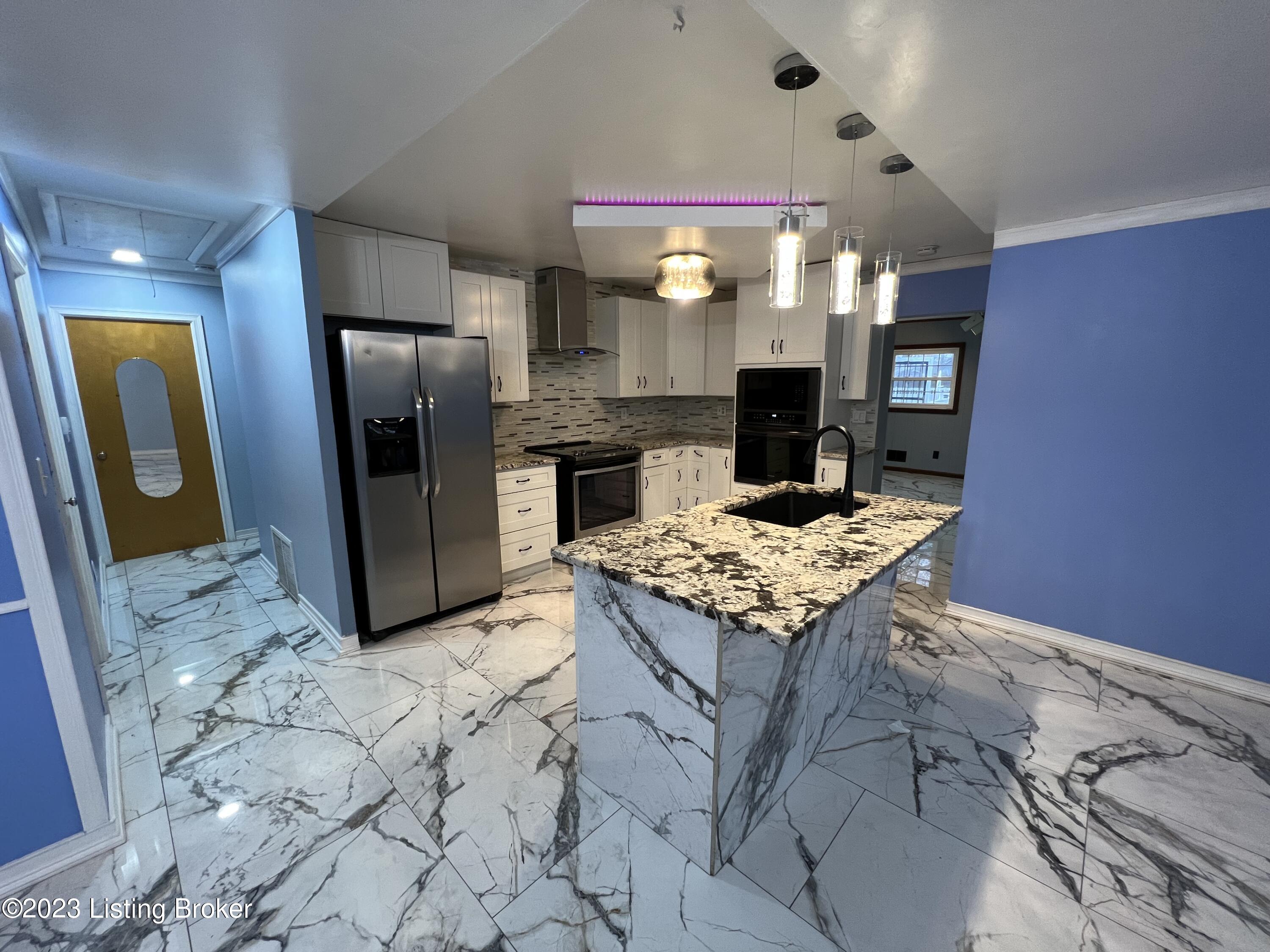 3611 Twin Oak Ln