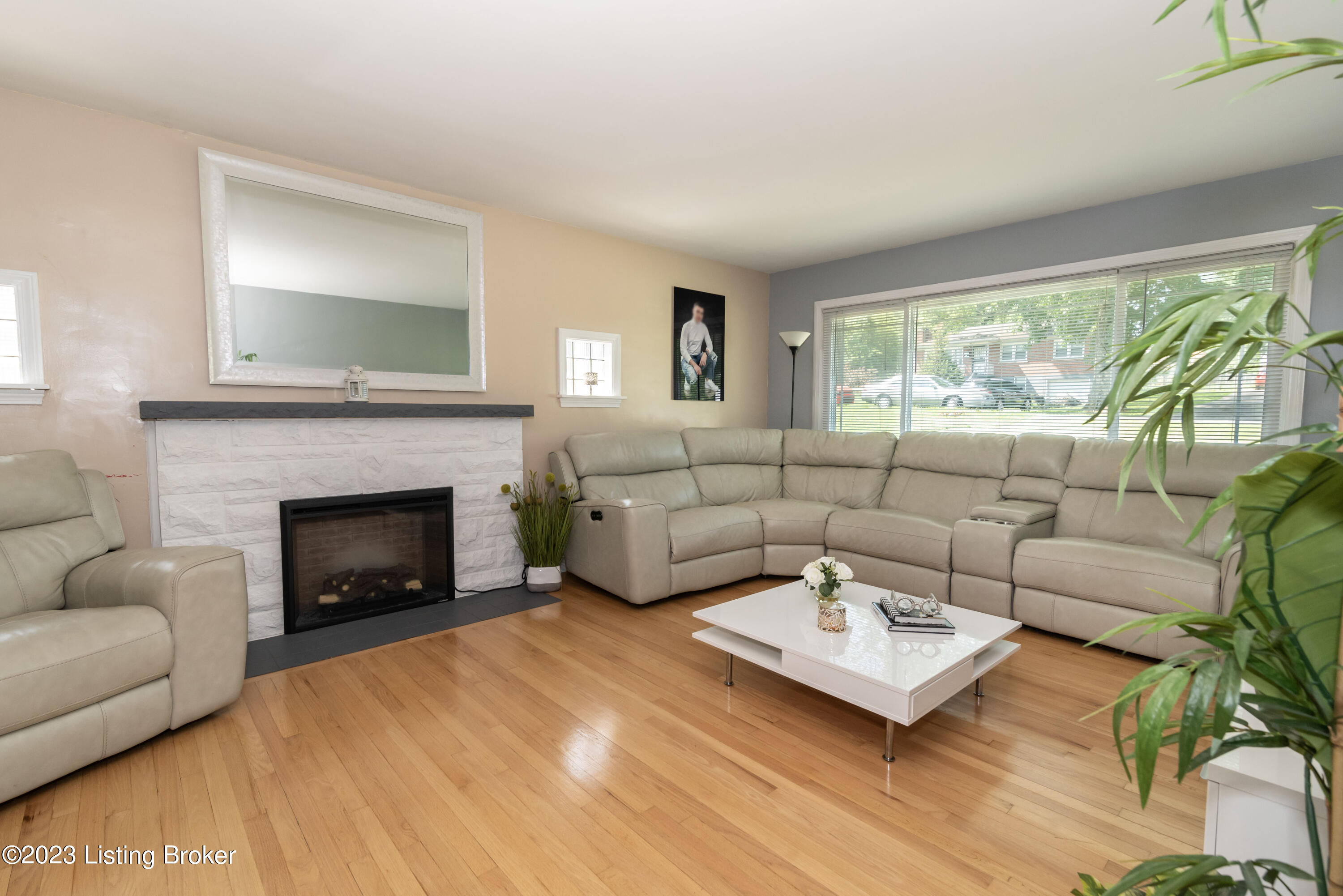 8220 Denise Dr