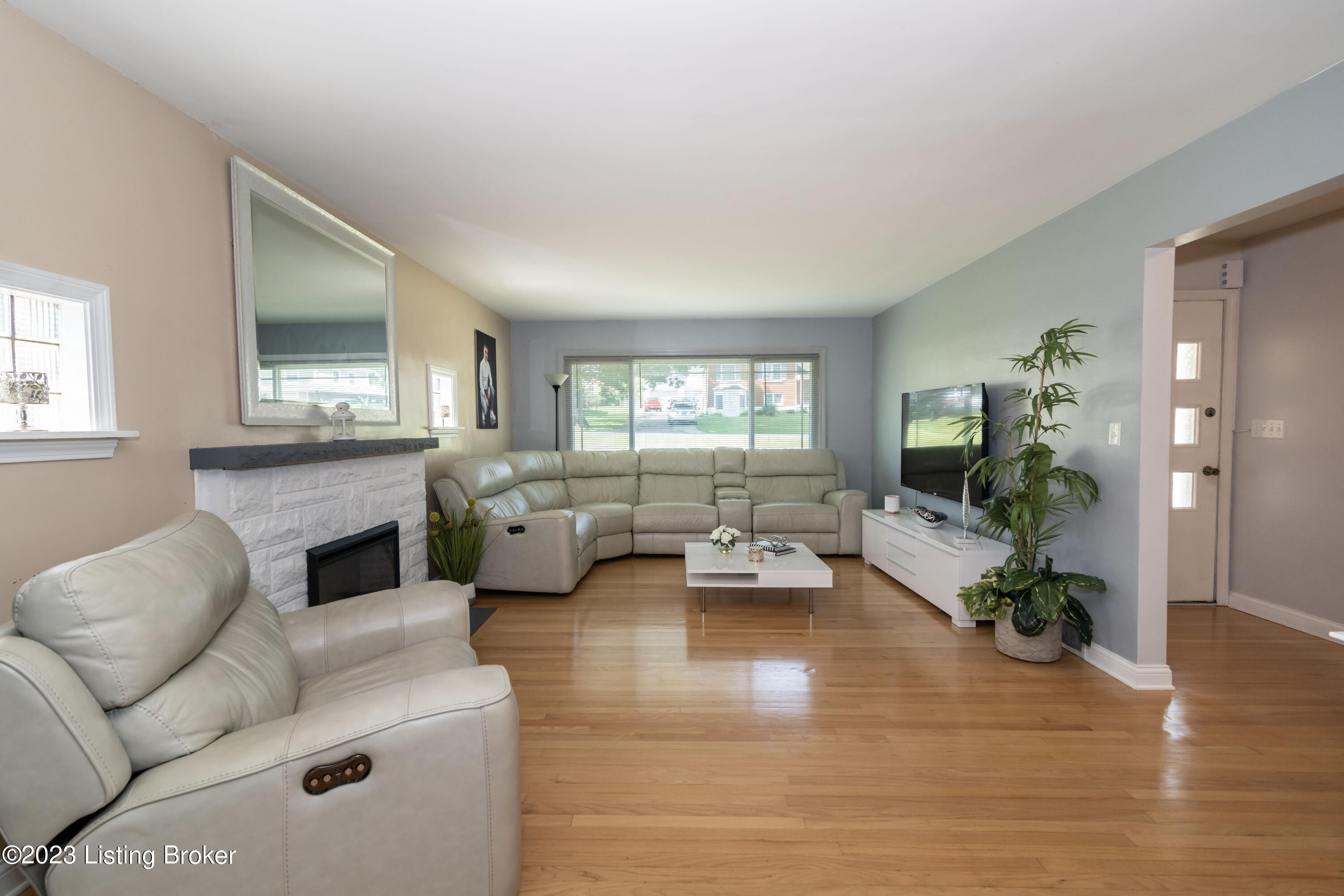8220 Denise Dr
