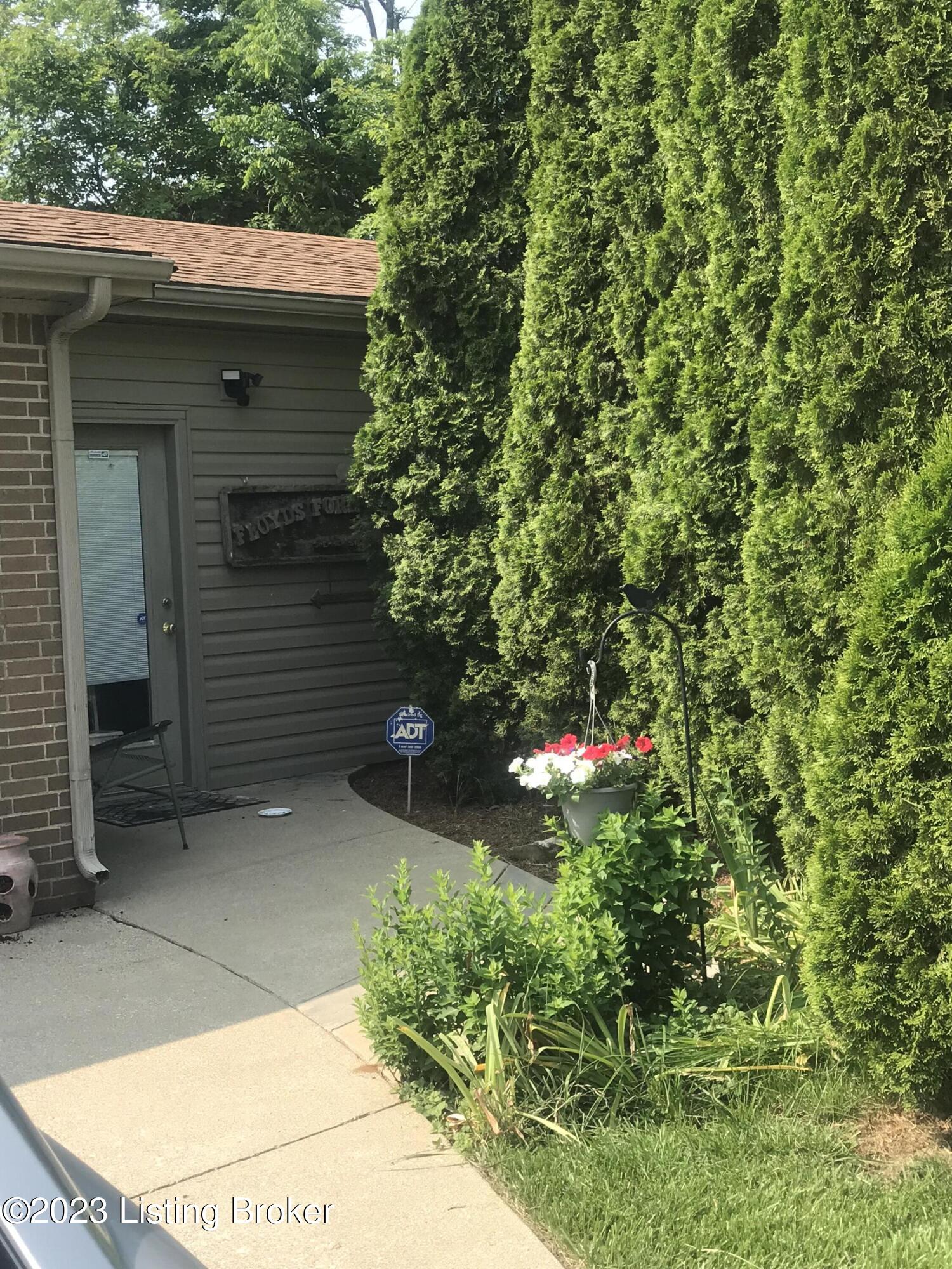 128 Erikas Ct