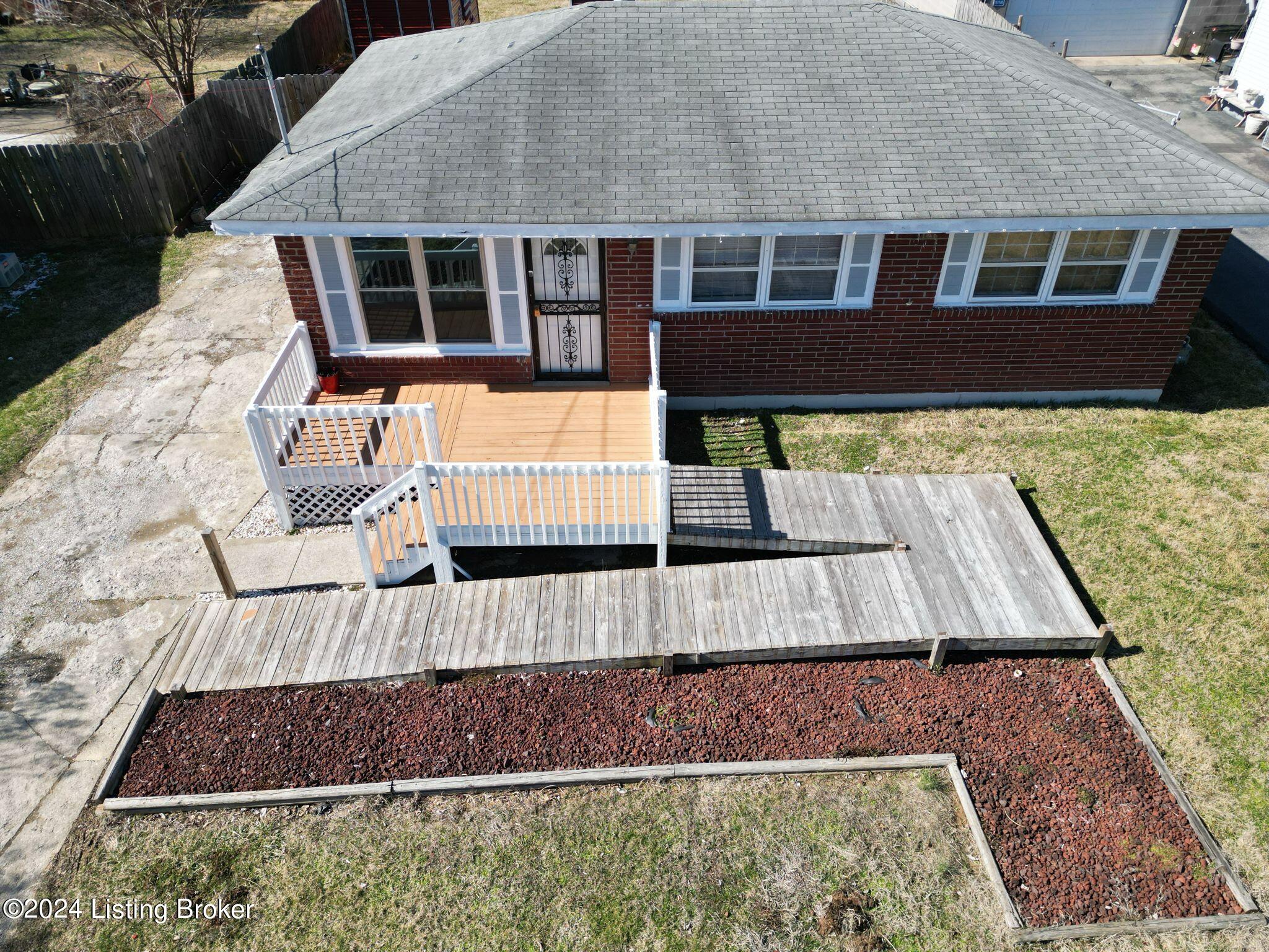 9528 Maple Rd