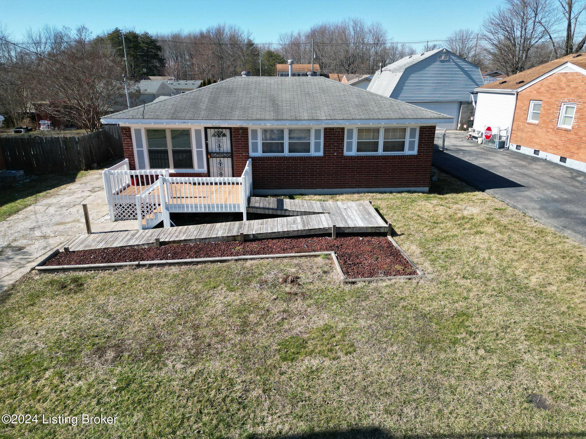 9528 Maple Rd