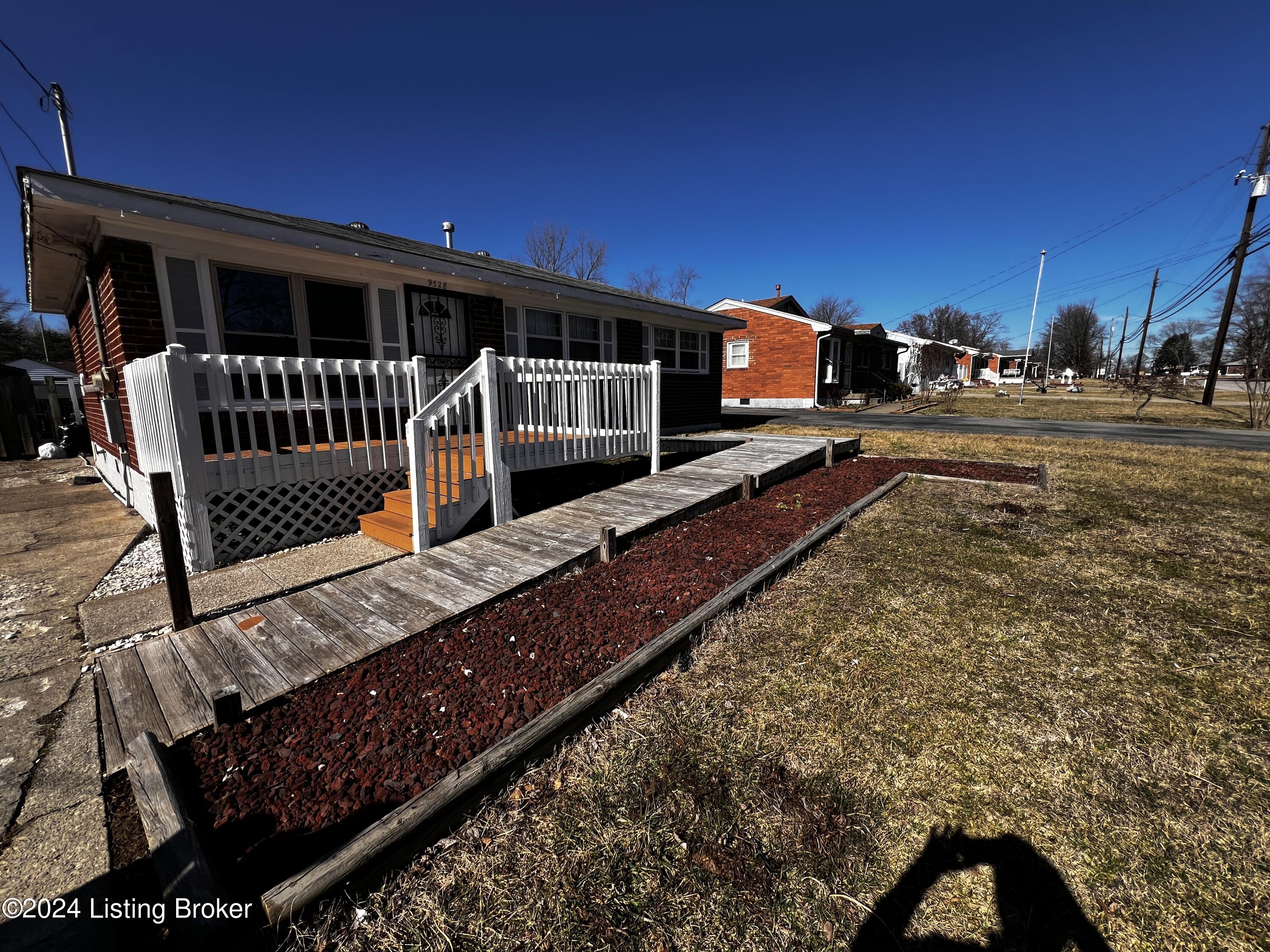 9528 Maple Rd