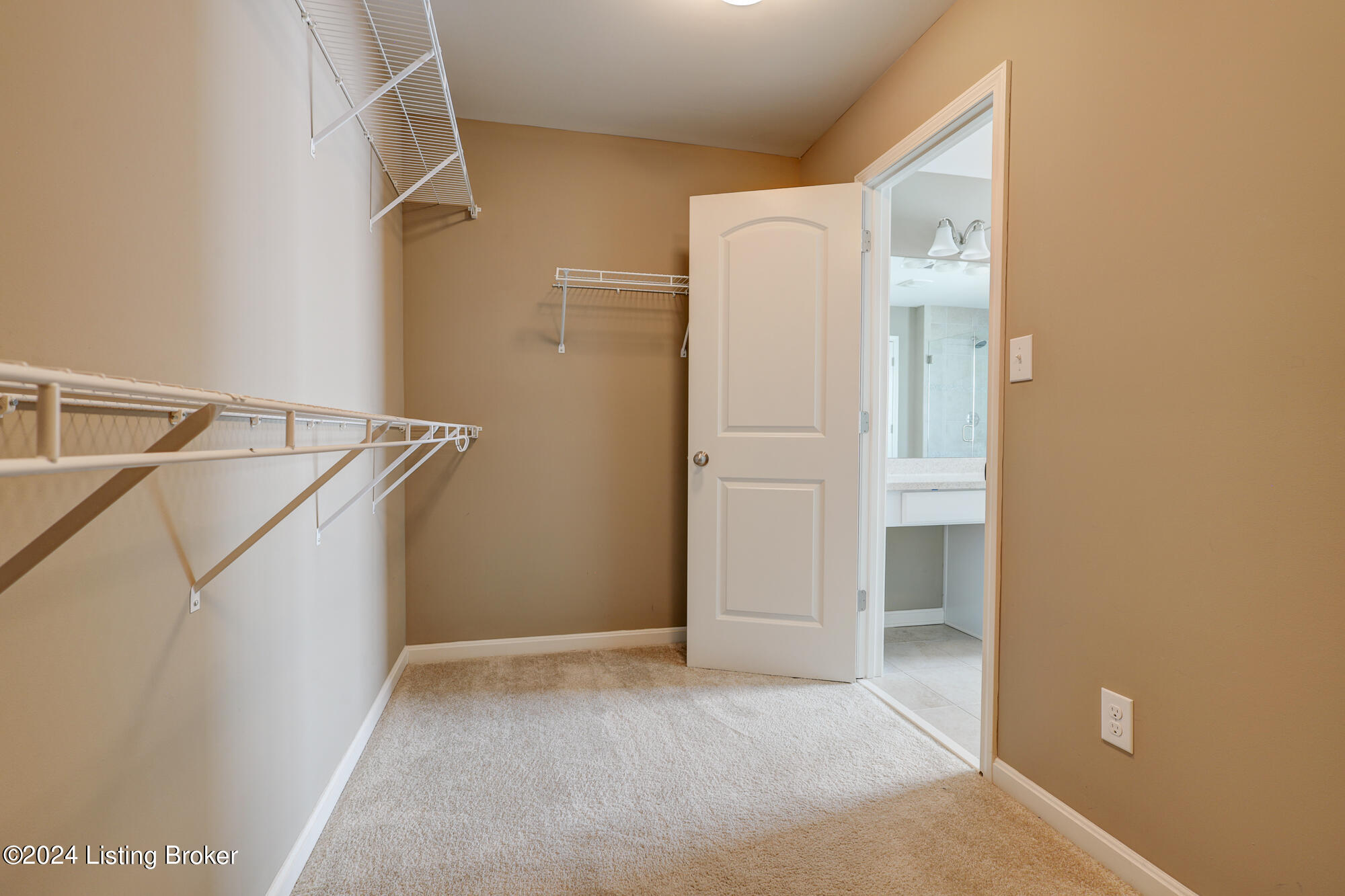 7220 Black Walnut Cir