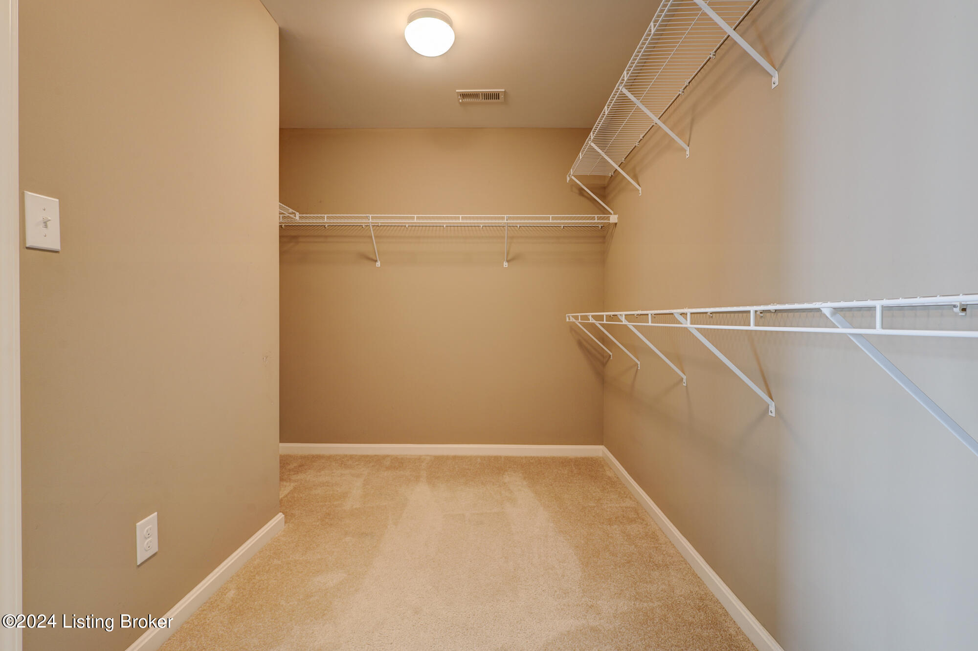 7220 Black Walnut Cir