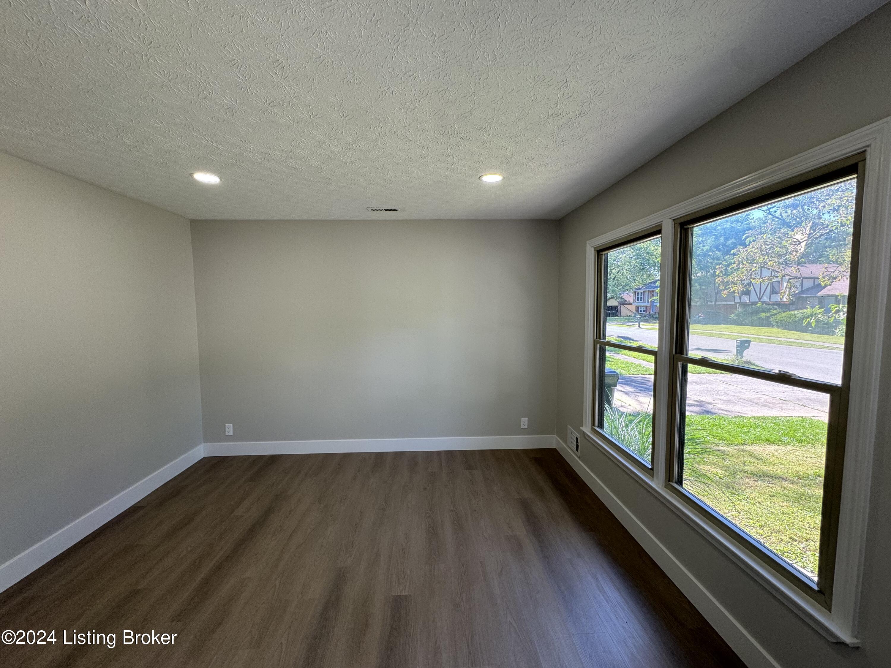 9300 Loch Lea Ln