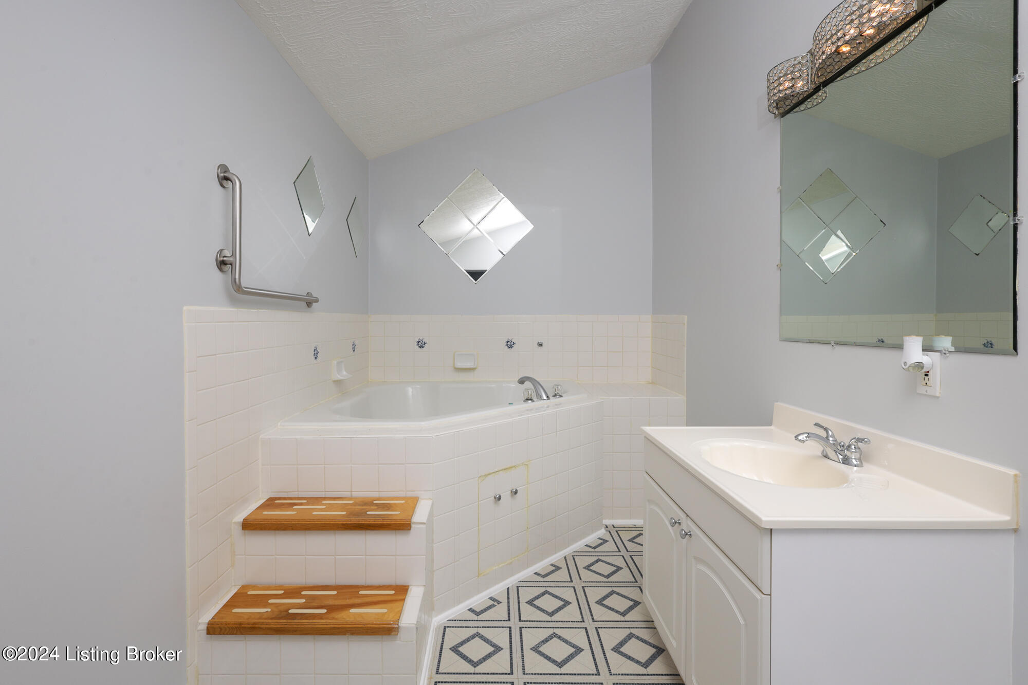 6114 Kirkwood Ct