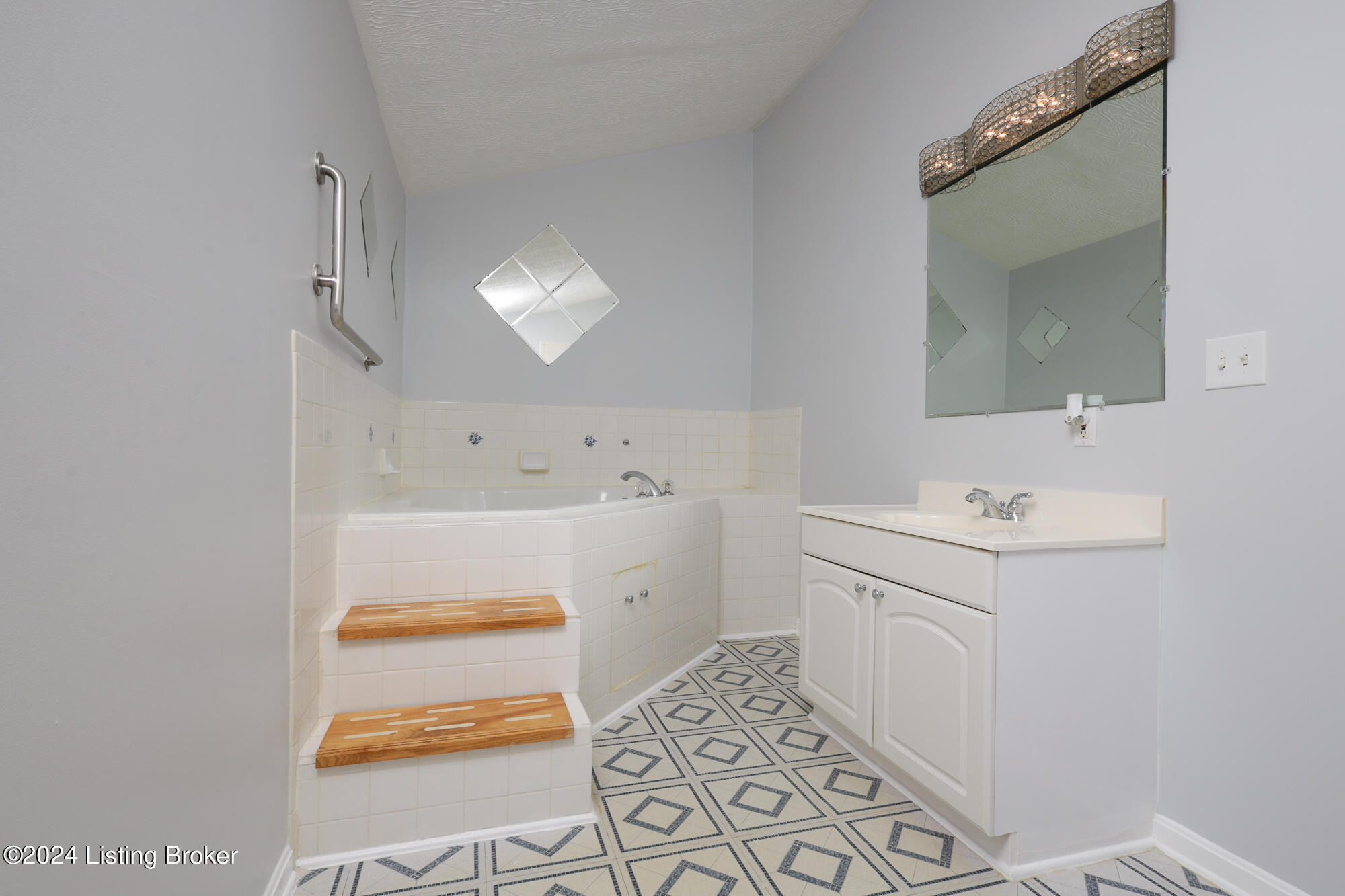 6114 Kirkwood Ct