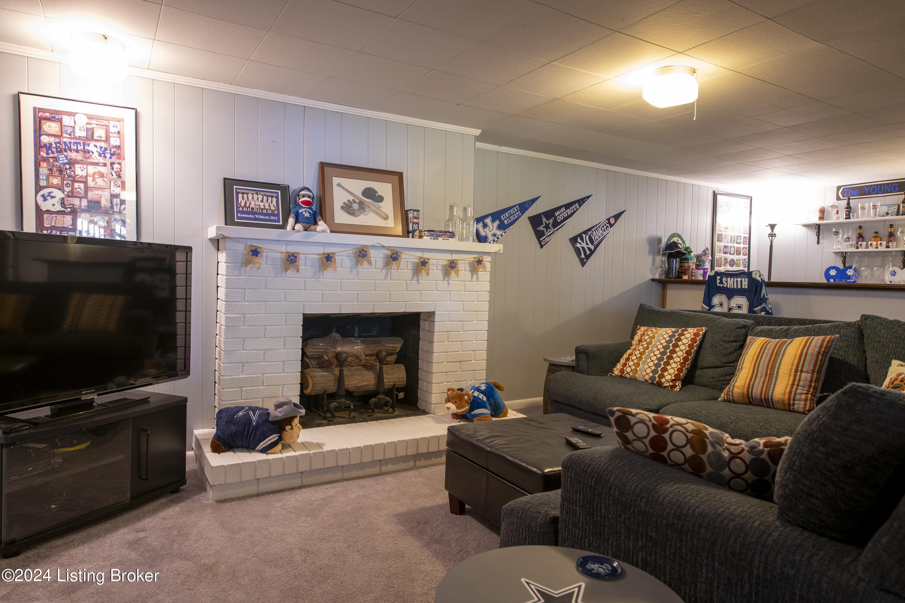 9909 Silverwood Ln