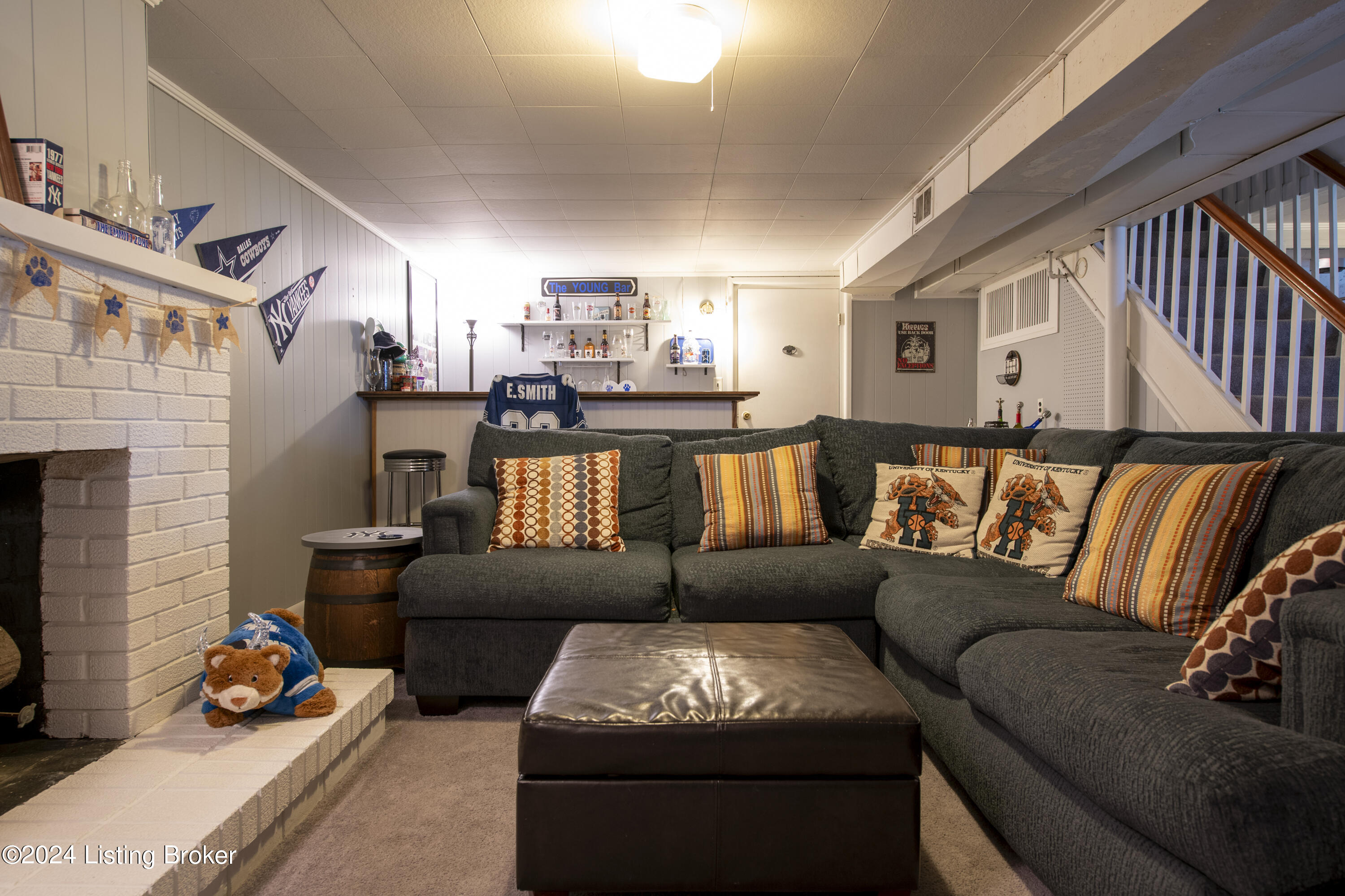 9909 Silverwood Ln