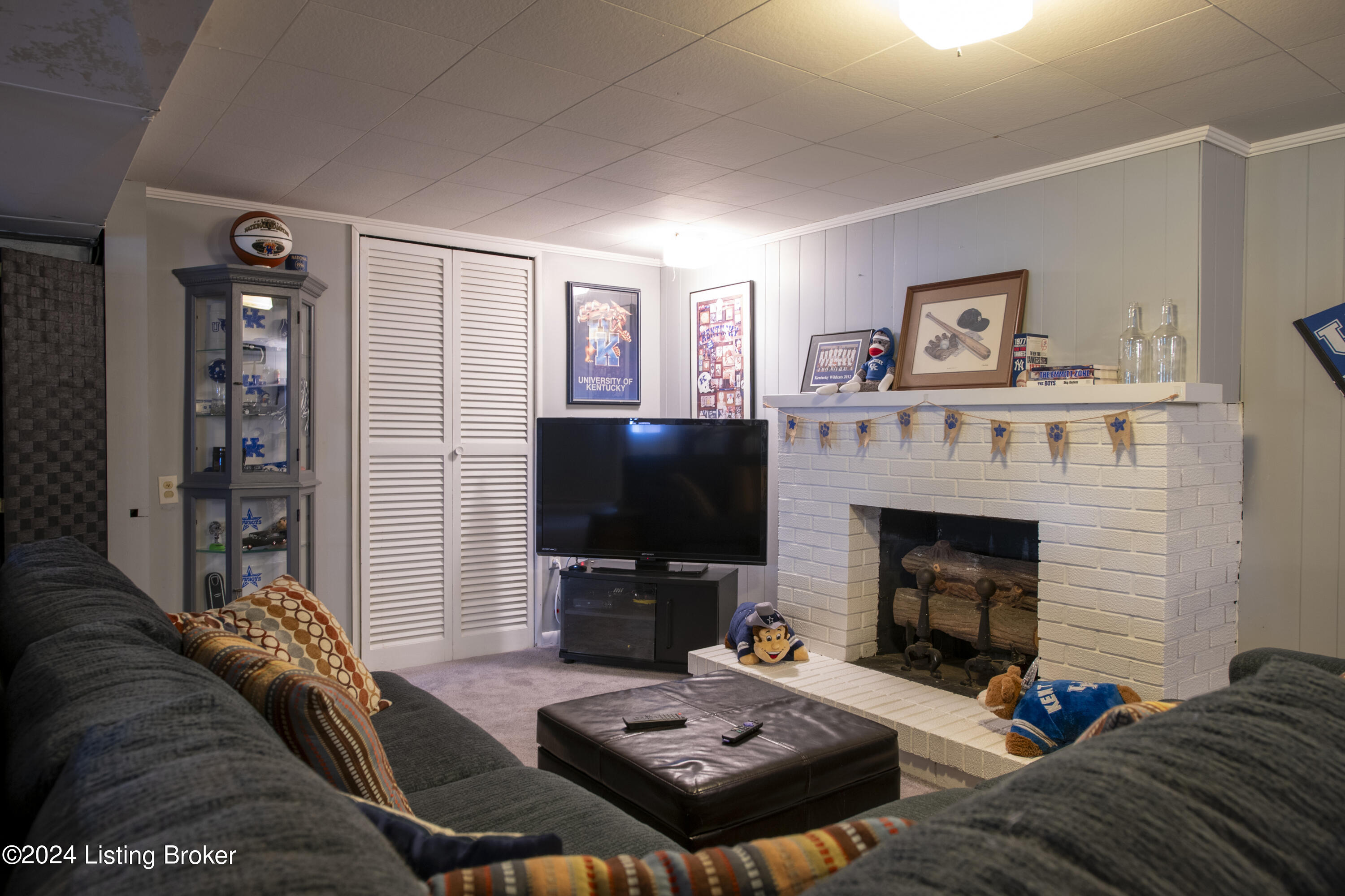 9909 Silverwood Ln