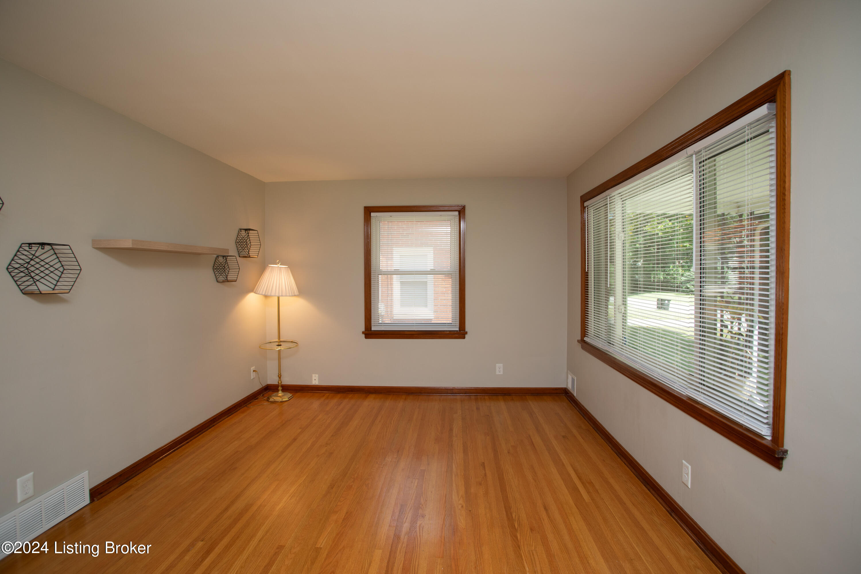 635 Alger Ave