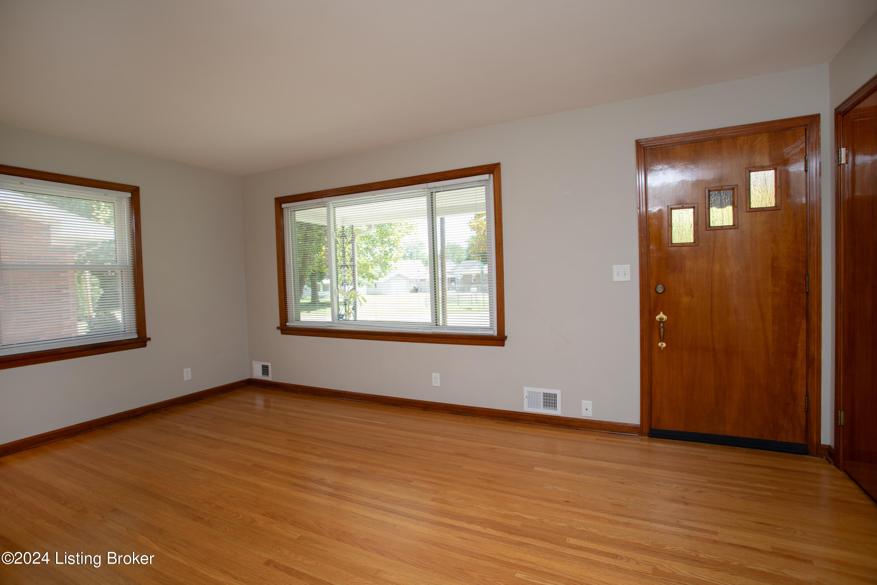 635 Alger Ave