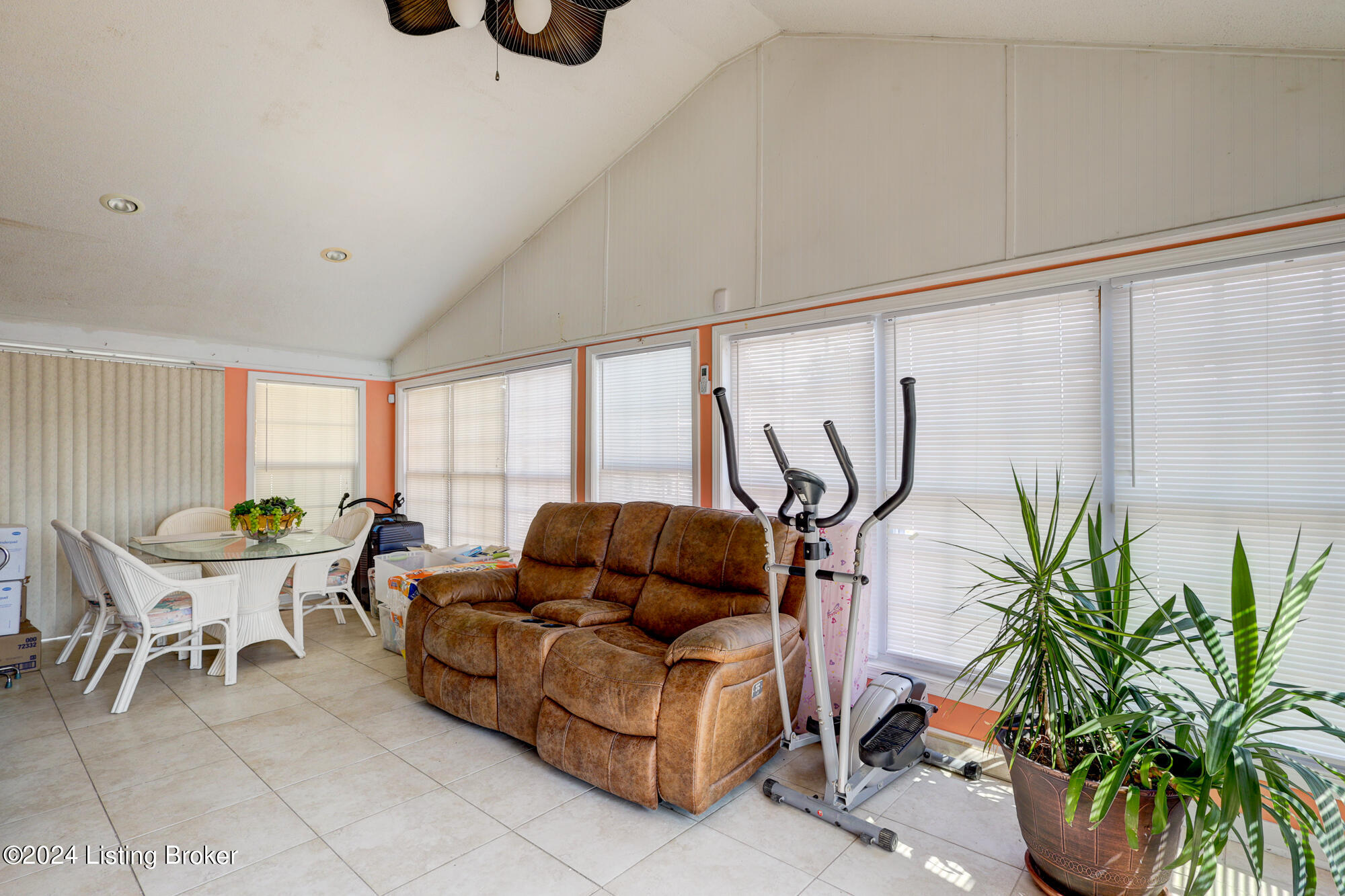 427 E Kenwood Dr