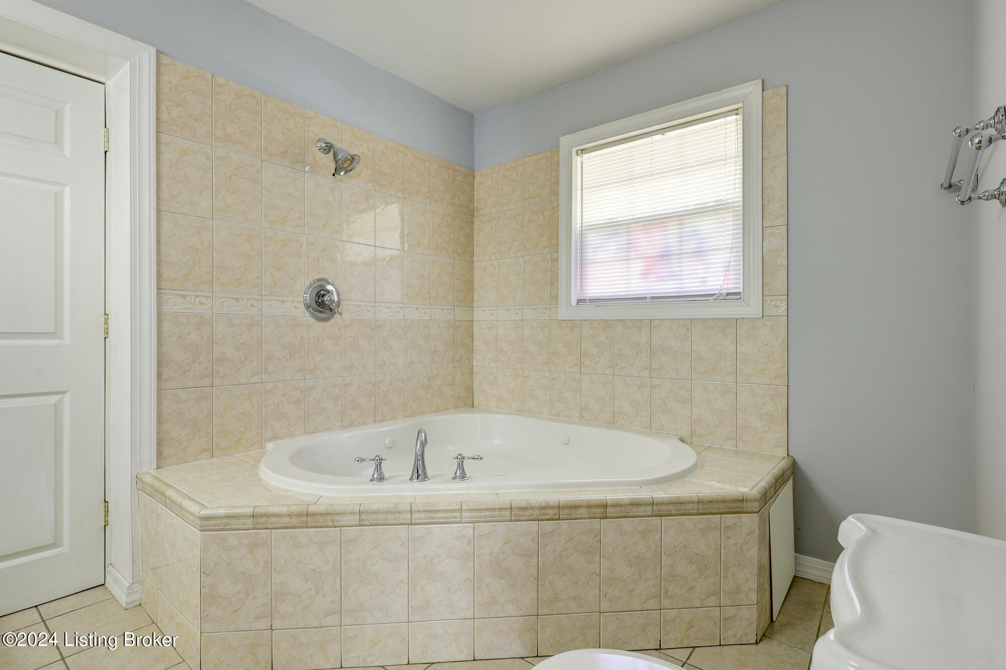 427 E Kenwood Dr